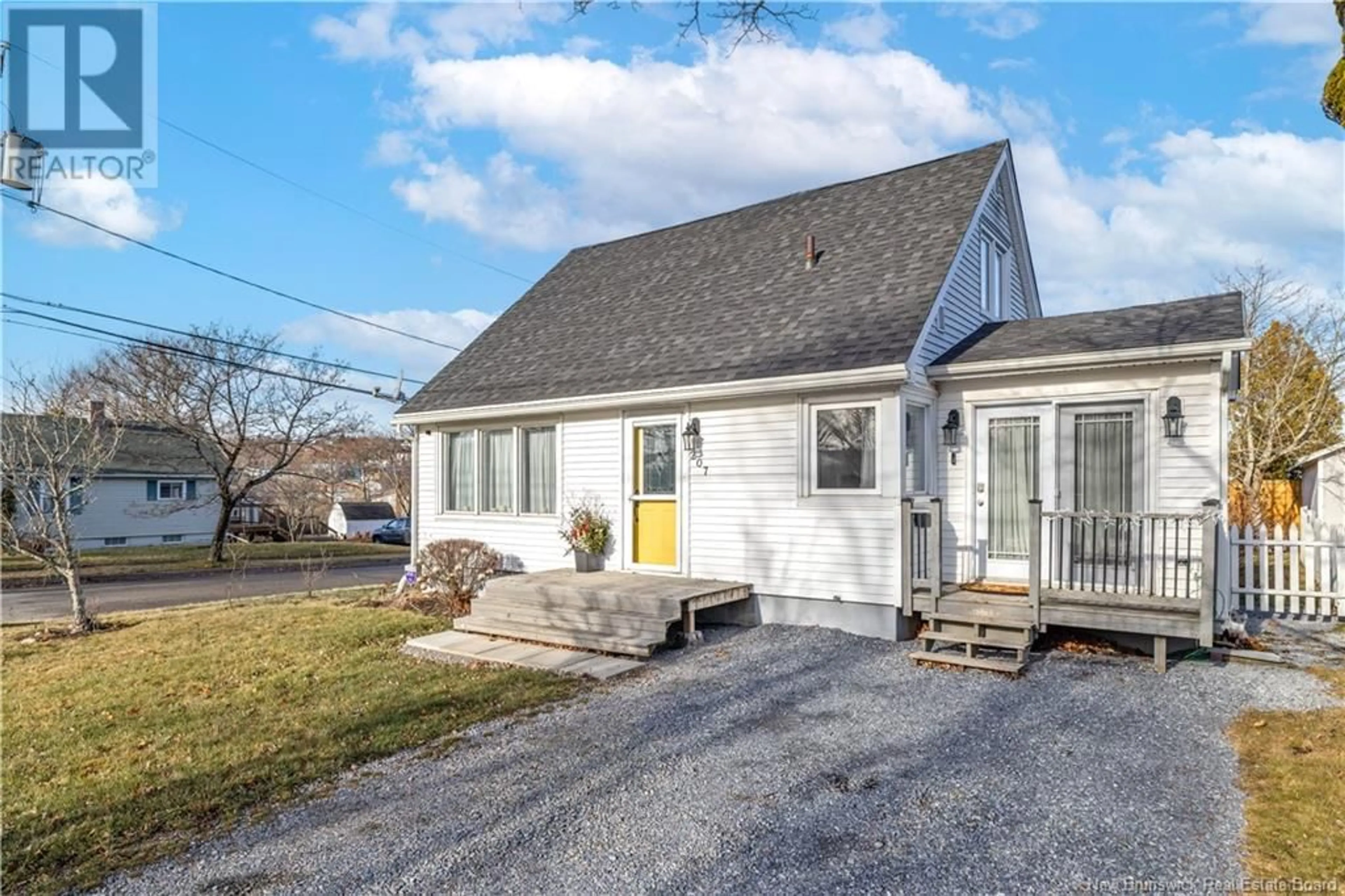 Home with vinyl exterior material, street for 207 Montreal Avenue, Saint John New Brunswick E2M3K3