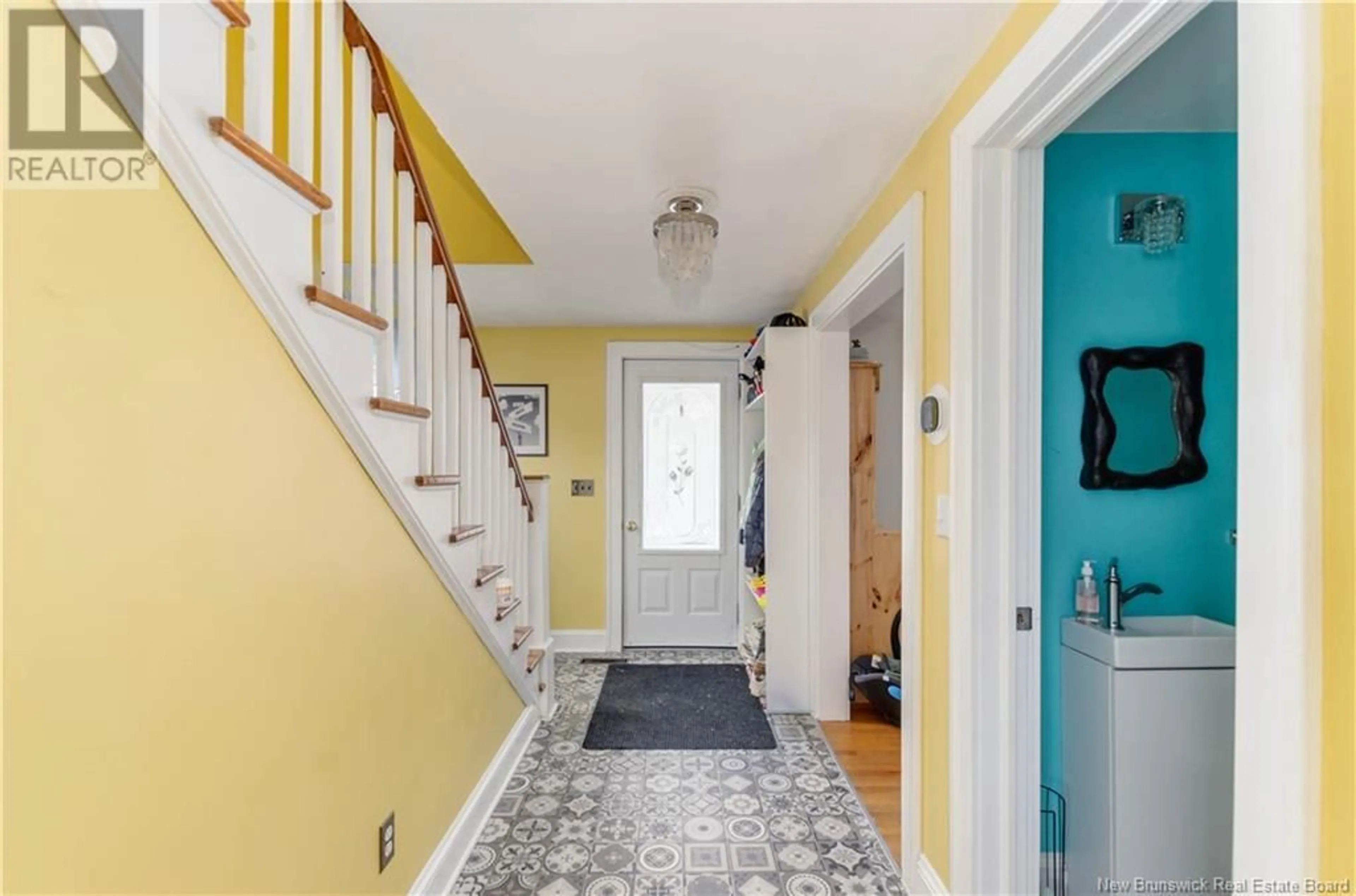 Indoor entryway for 53 Veterans Avenue, Salisbury New Brunswick E4J2T1