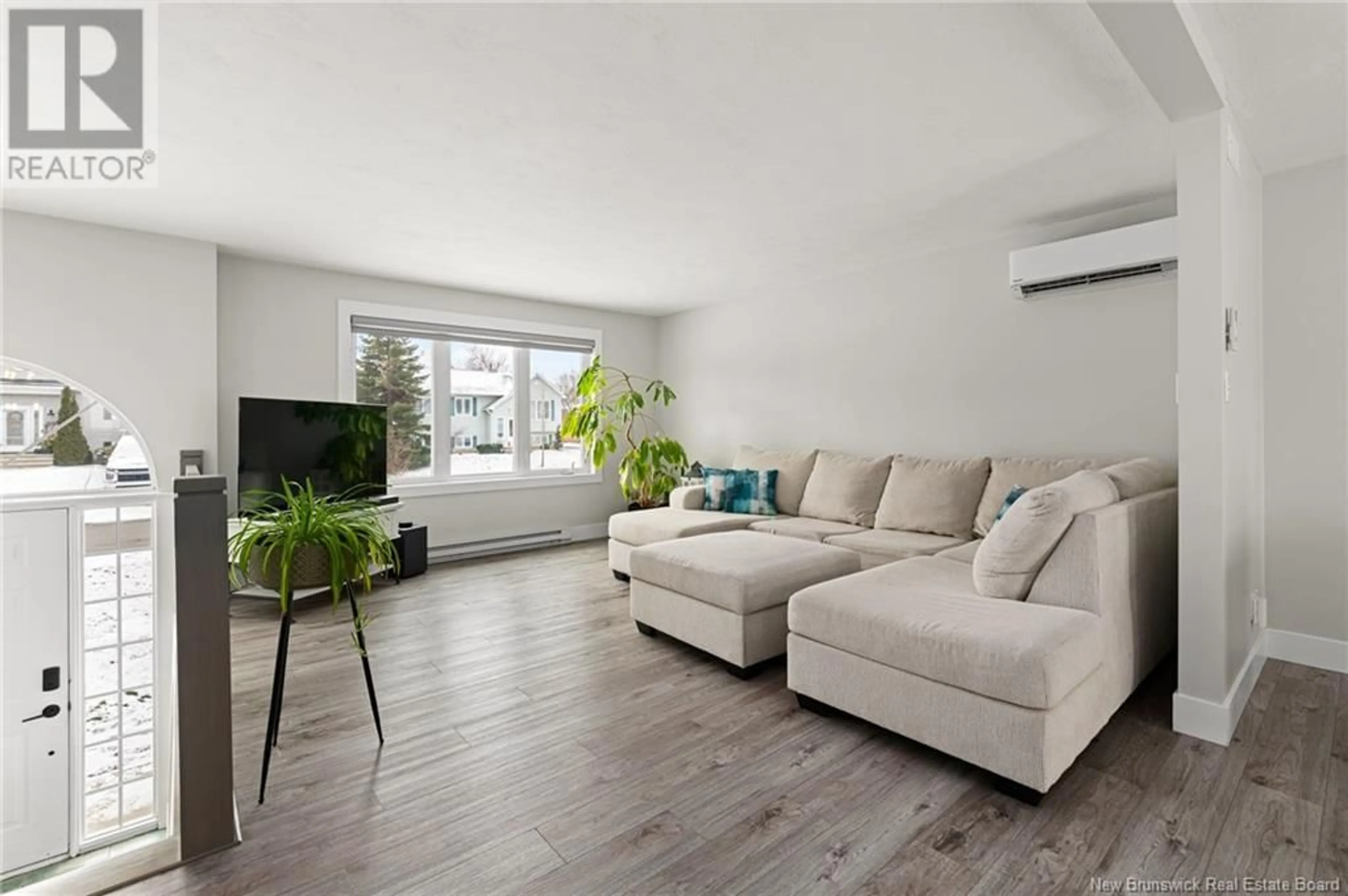 Living room with furniture, wood/laminate floor for 88 Silverstone, Moncton New Brunswick E1G2E8