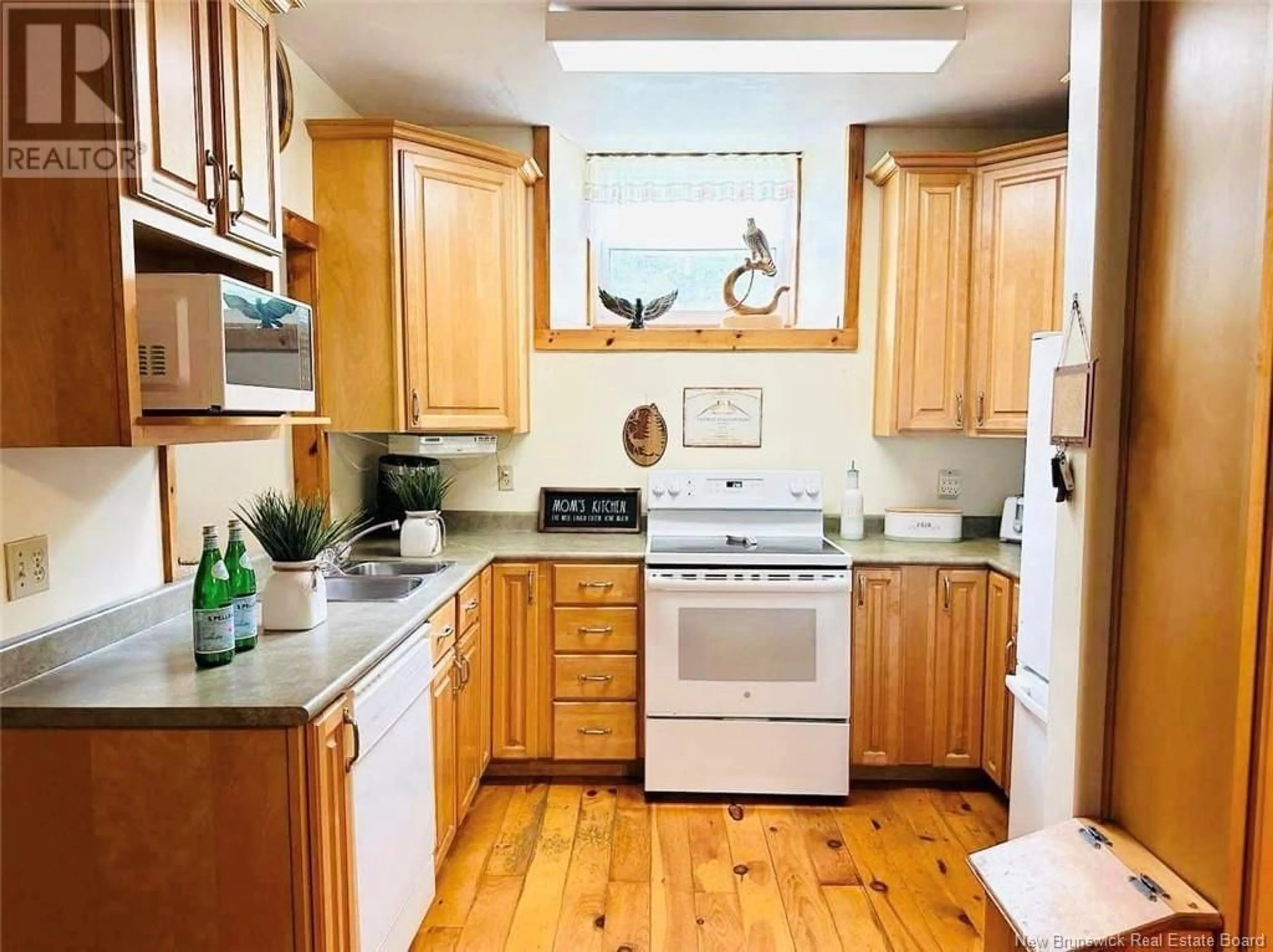 Standard kitchen, wood/laminate floor for 459 845 Route, Kingston New Brunswick E5N1N5