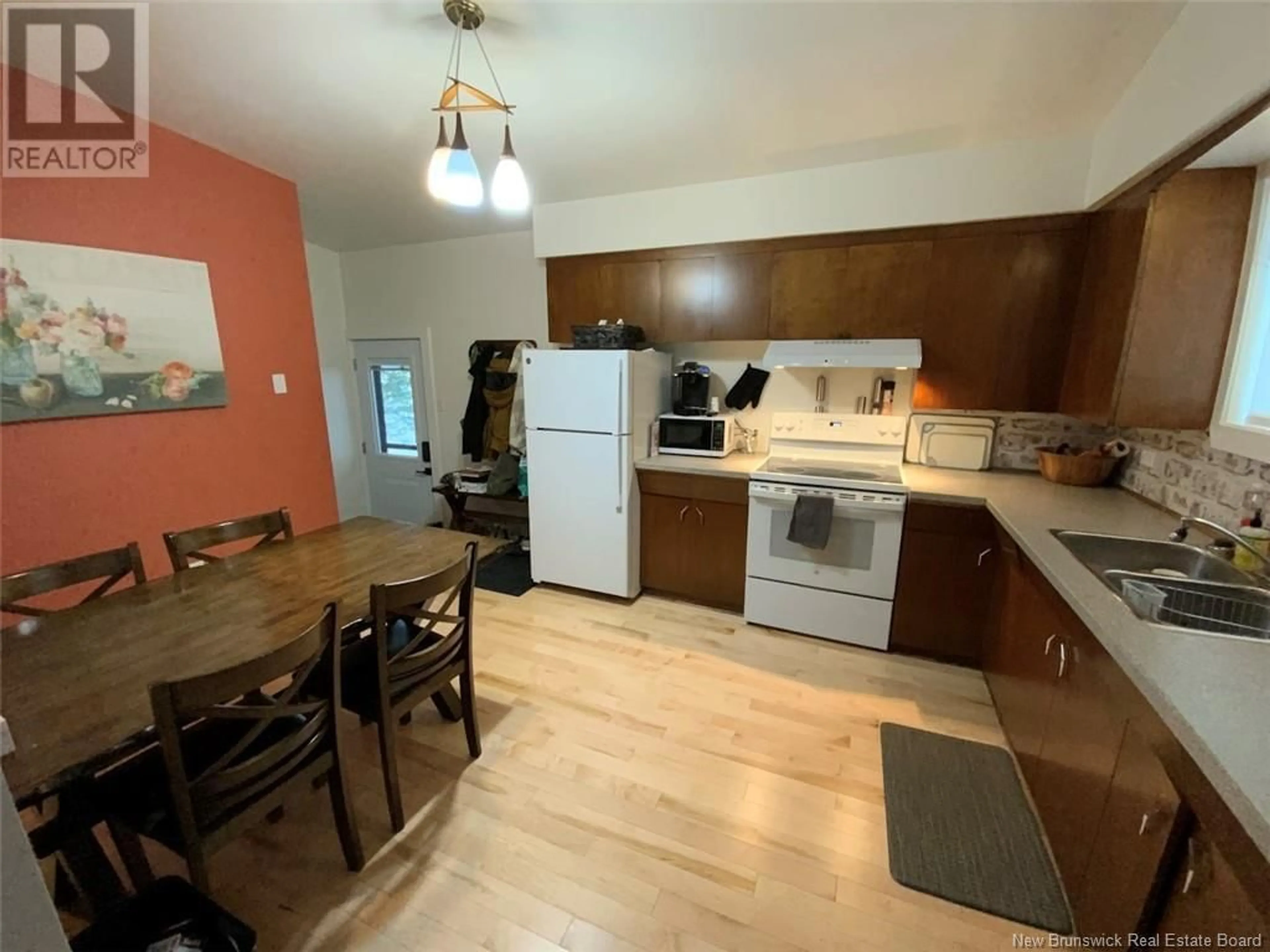 Standard kitchen, wood/laminate floor for 179 34E Avenue, Edmundston New Brunswick E3V2T4