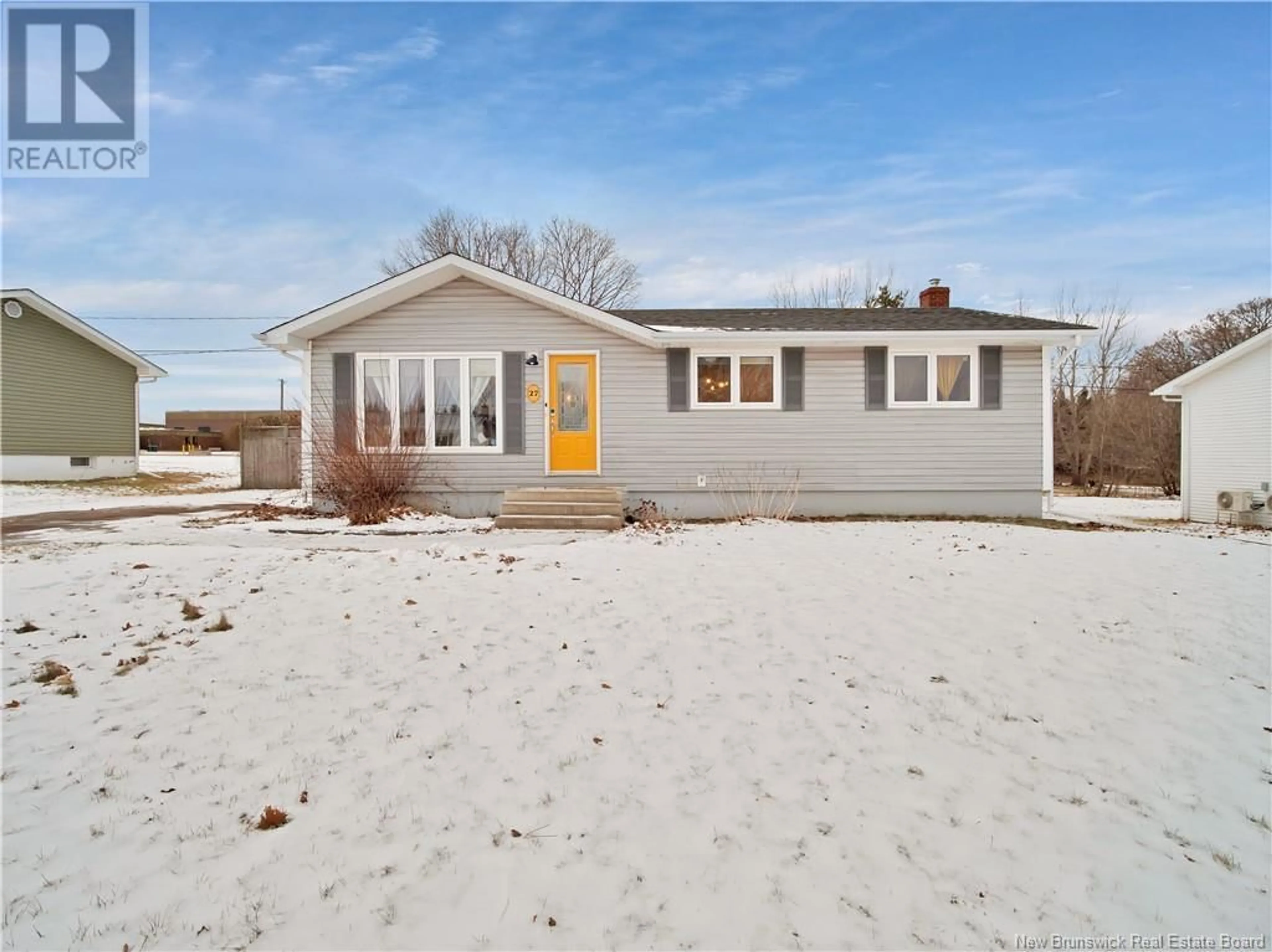 Home with vinyl exterior material, street for 27 Rue Alphonse, Shediac New Brunswick E4P1C9