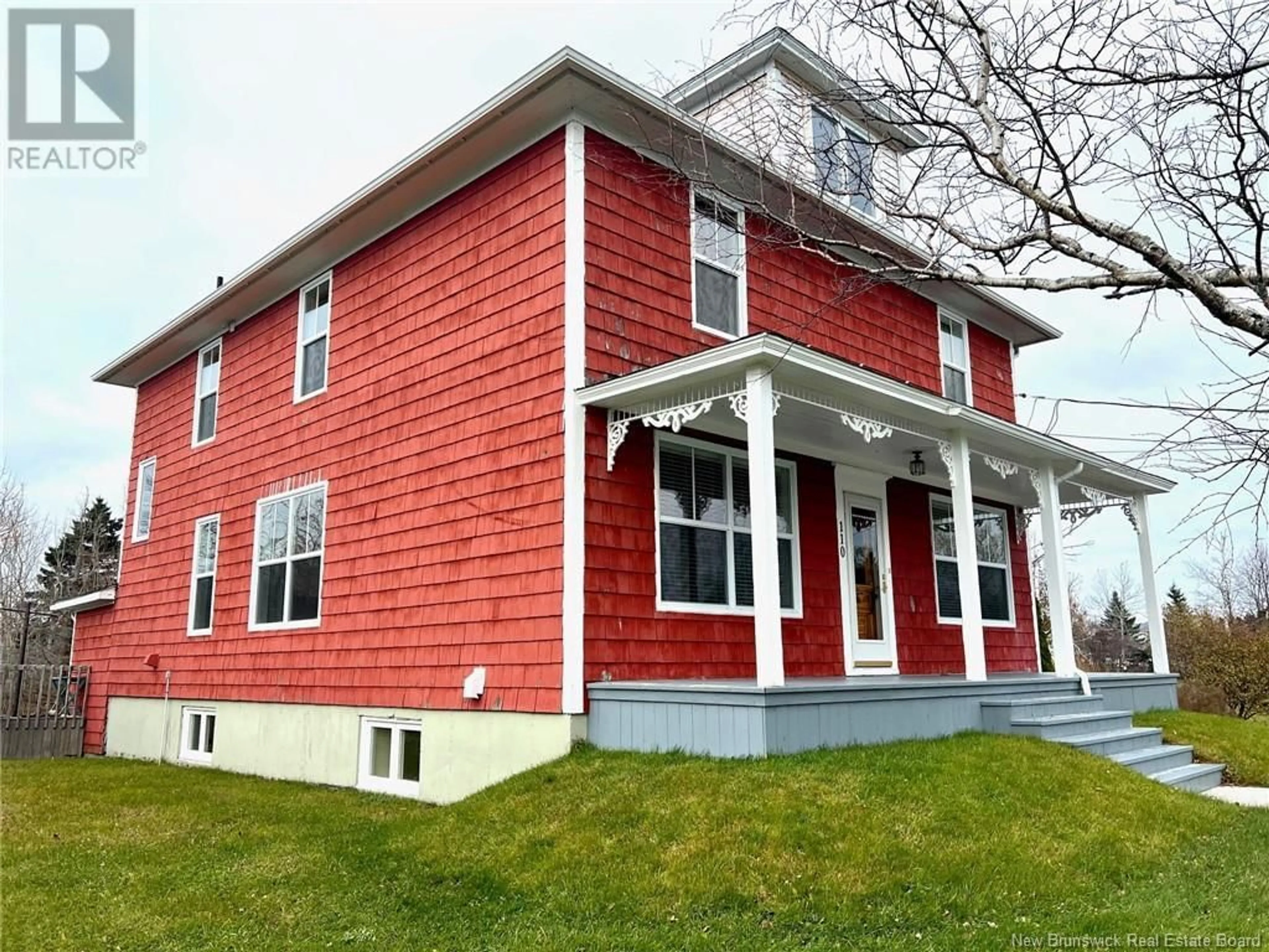 Home with vinyl exterior material, building for 110 rue des Champs, Lamèque New Brunswick E8T1E7