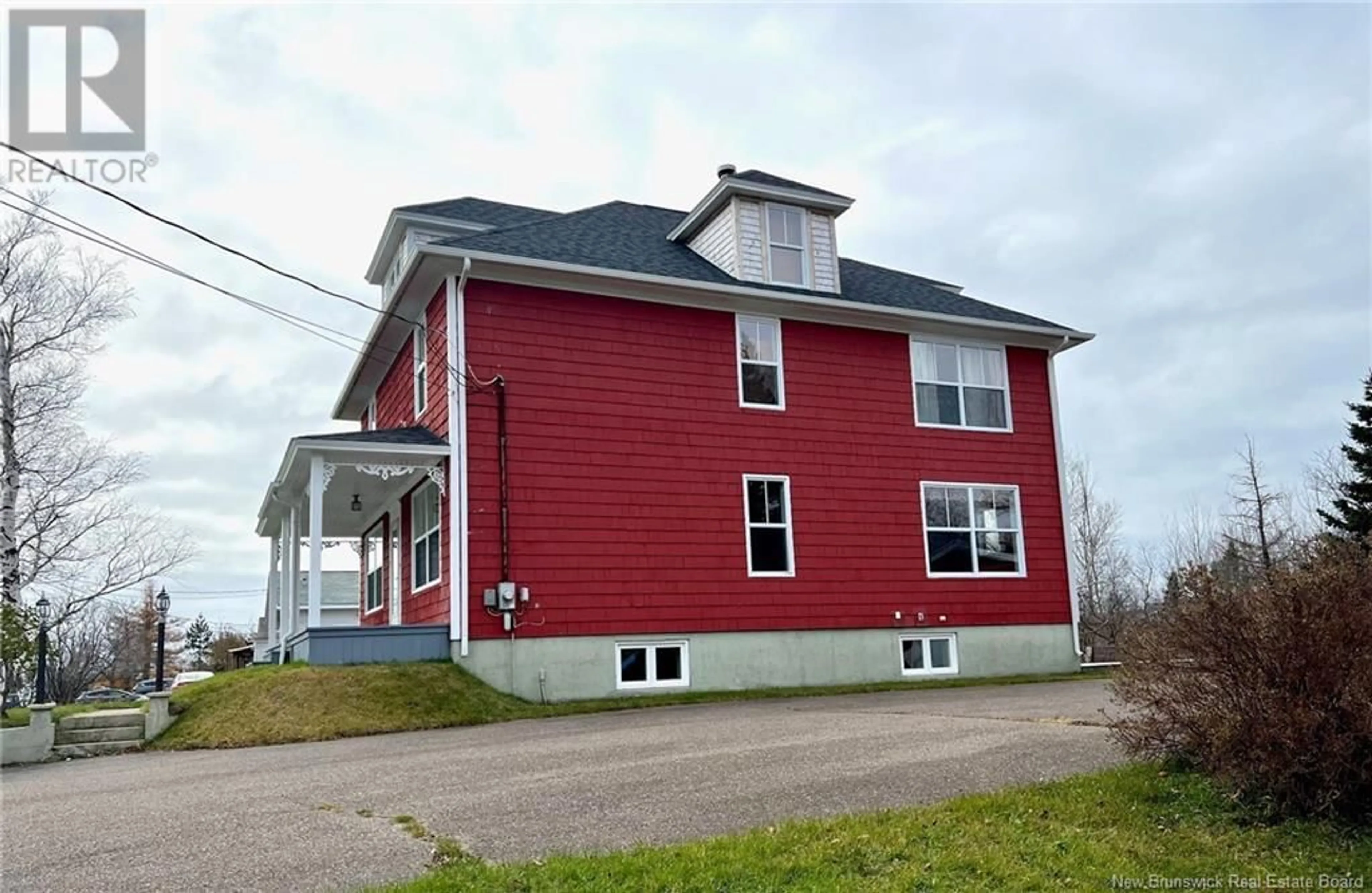 Home with vinyl exterior material, building for 110 rue des Champs, Lamèque New Brunswick E8T1E7