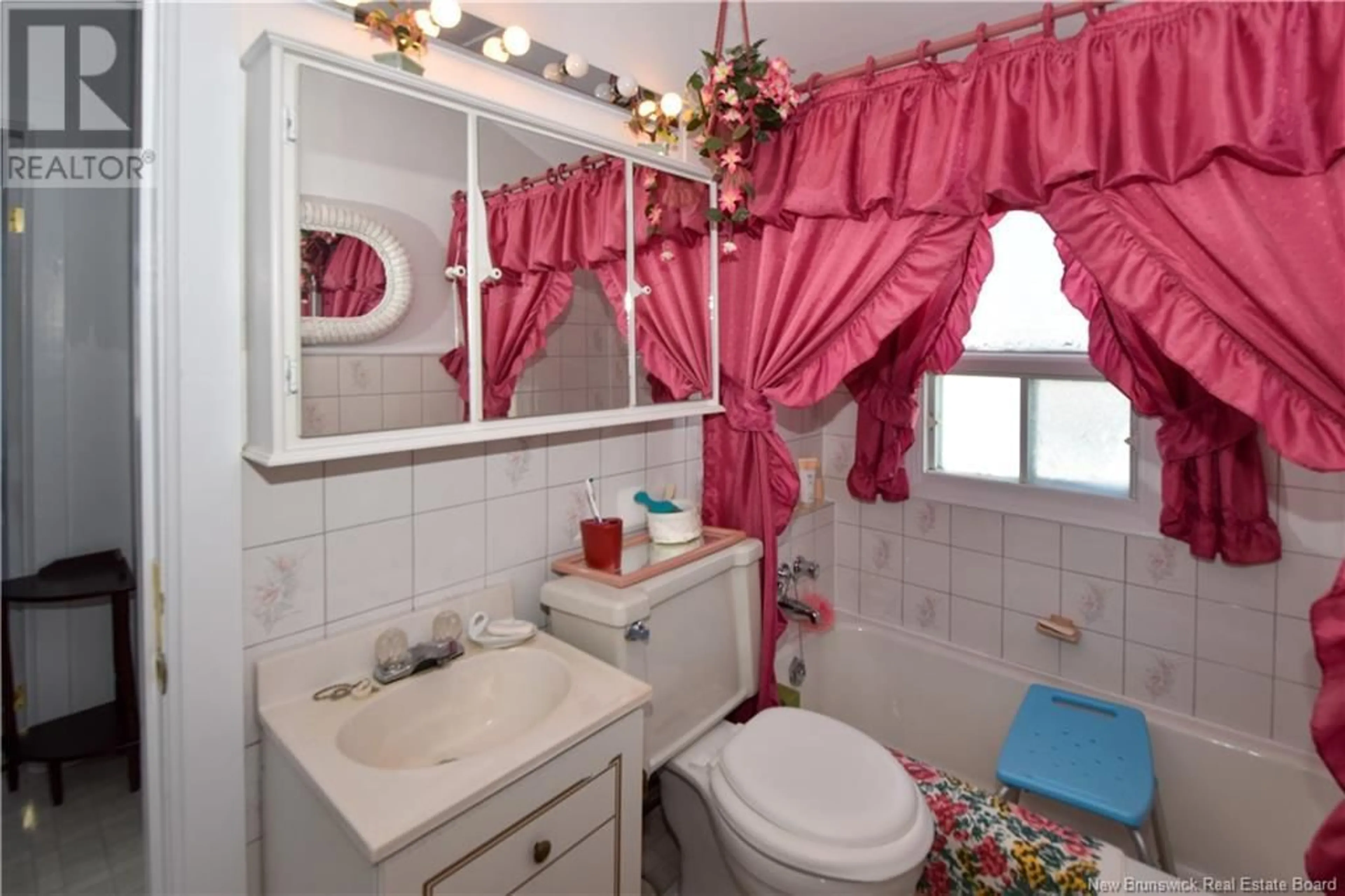 Standard bathroom, ceramic/tile floor for 142 15E RUE, Shippagan New Brunswick E8S1E7