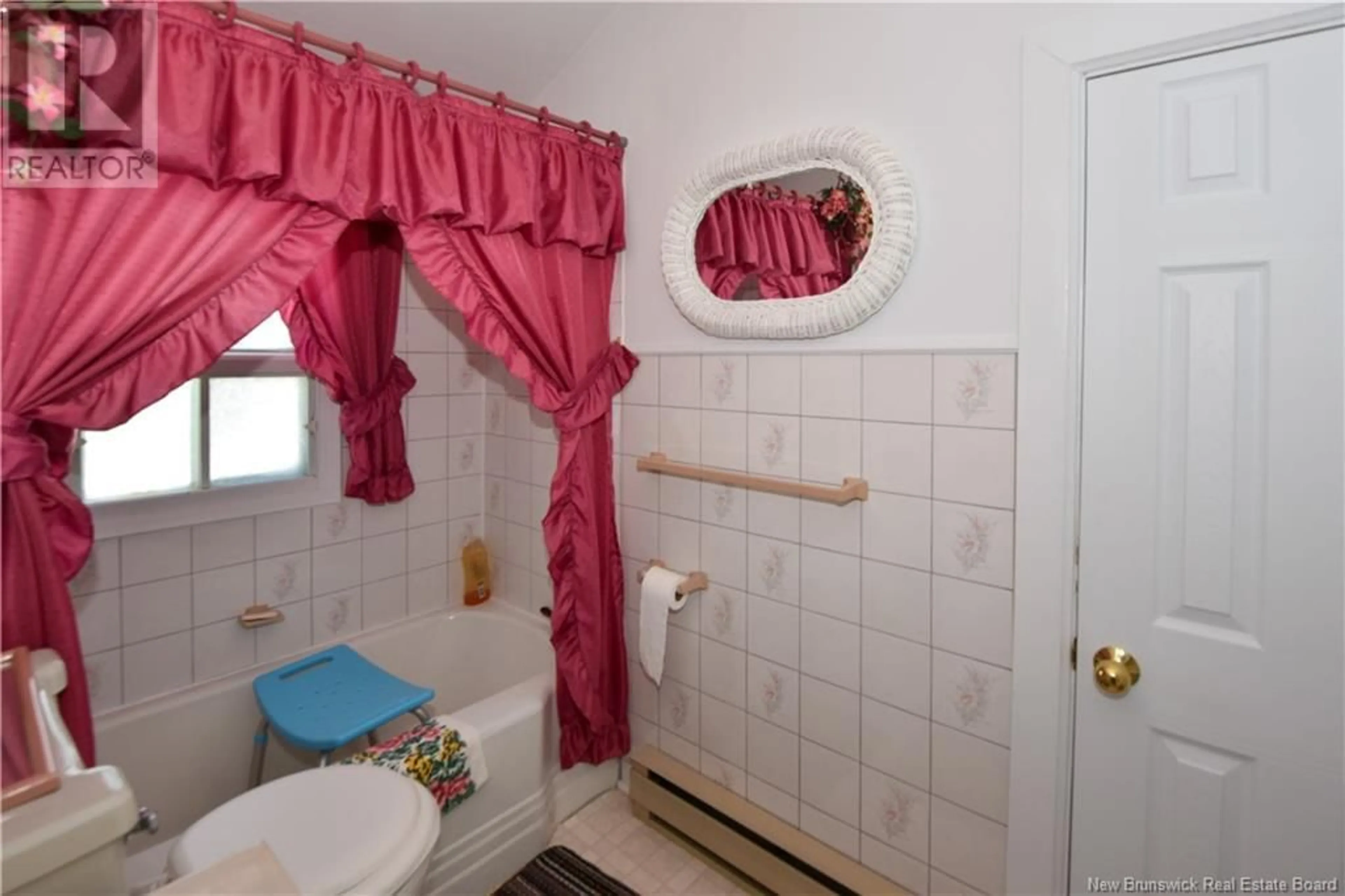 Standard bathroom, ceramic/tile floor for 142 15E RUE, Shippagan New Brunswick E8S1E7