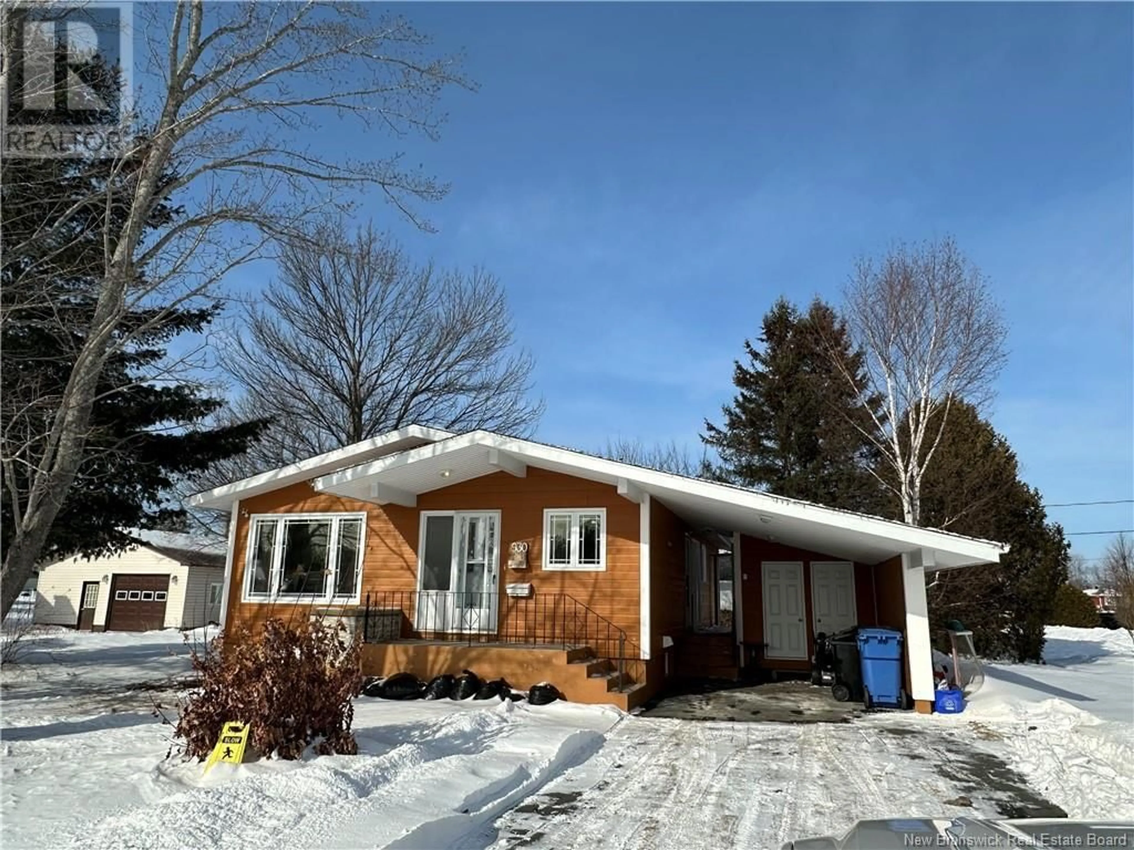 Home with vinyl exterior material, street for 93O EDGEWOOD, Bathurst New Brunswick E2A3T3