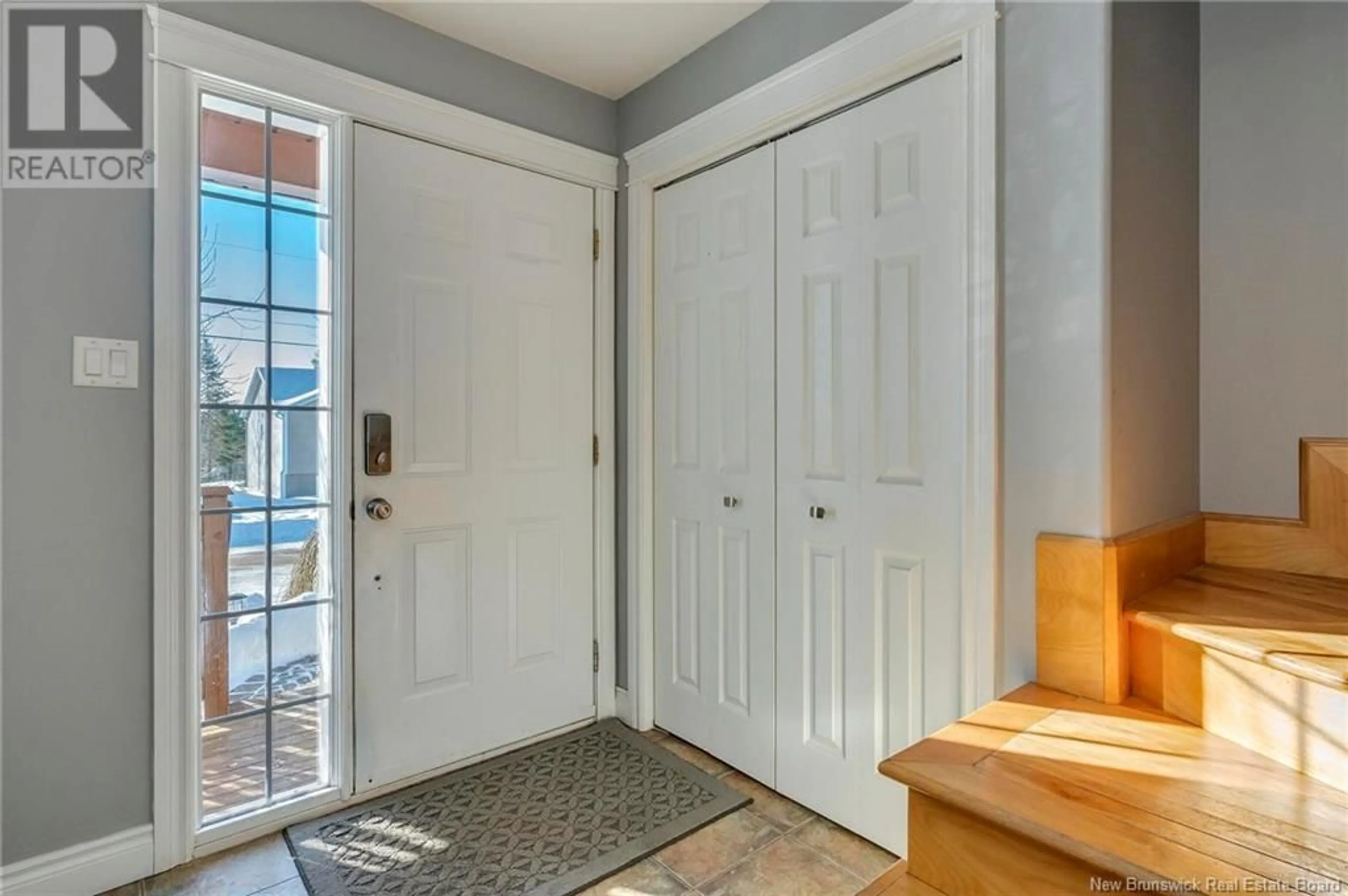 Indoor entryway for 44 DU RUISSEAU, Dieppe New Brunswick E1A8B3