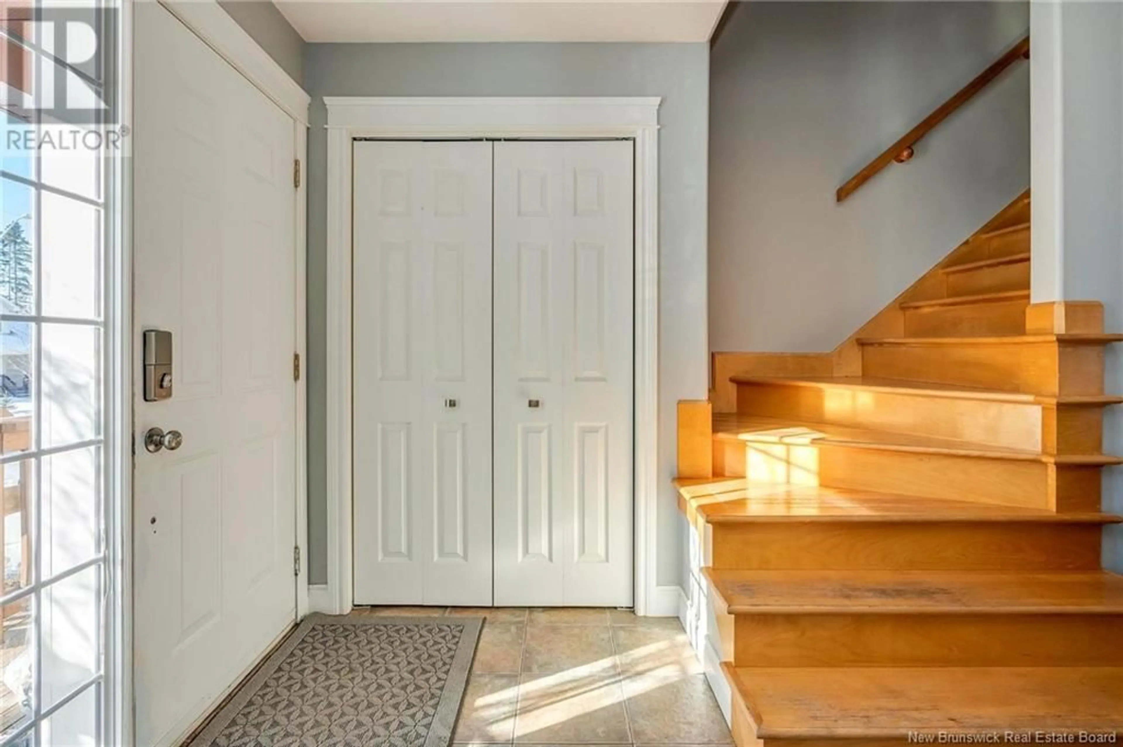 Indoor entryway for 44 DU RUISSEAU, Dieppe New Brunswick E1A8B3