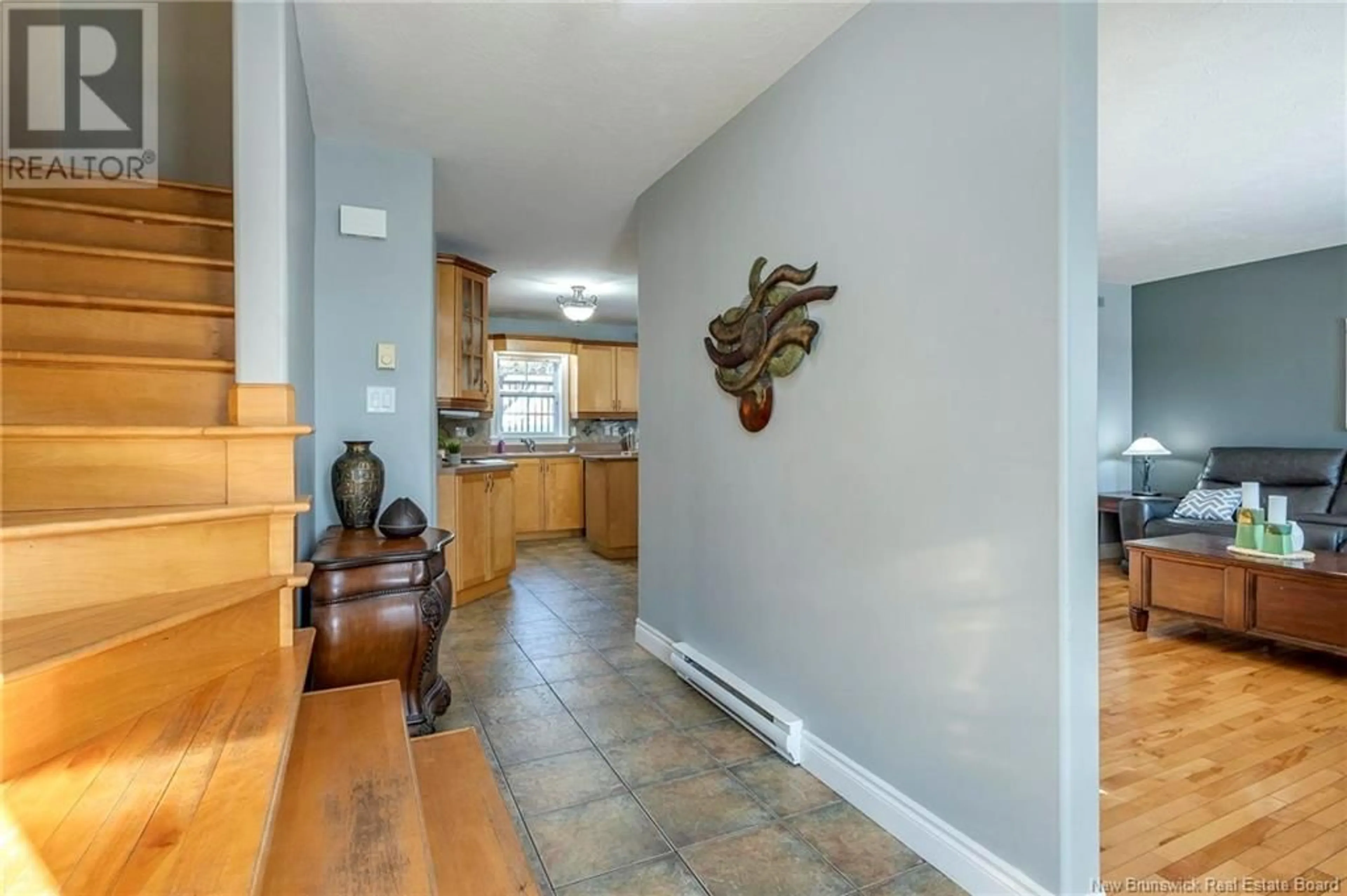 Indoor entryway for 44 DU RUISSEAU, Dieppe New Brunswick E1A8B3
