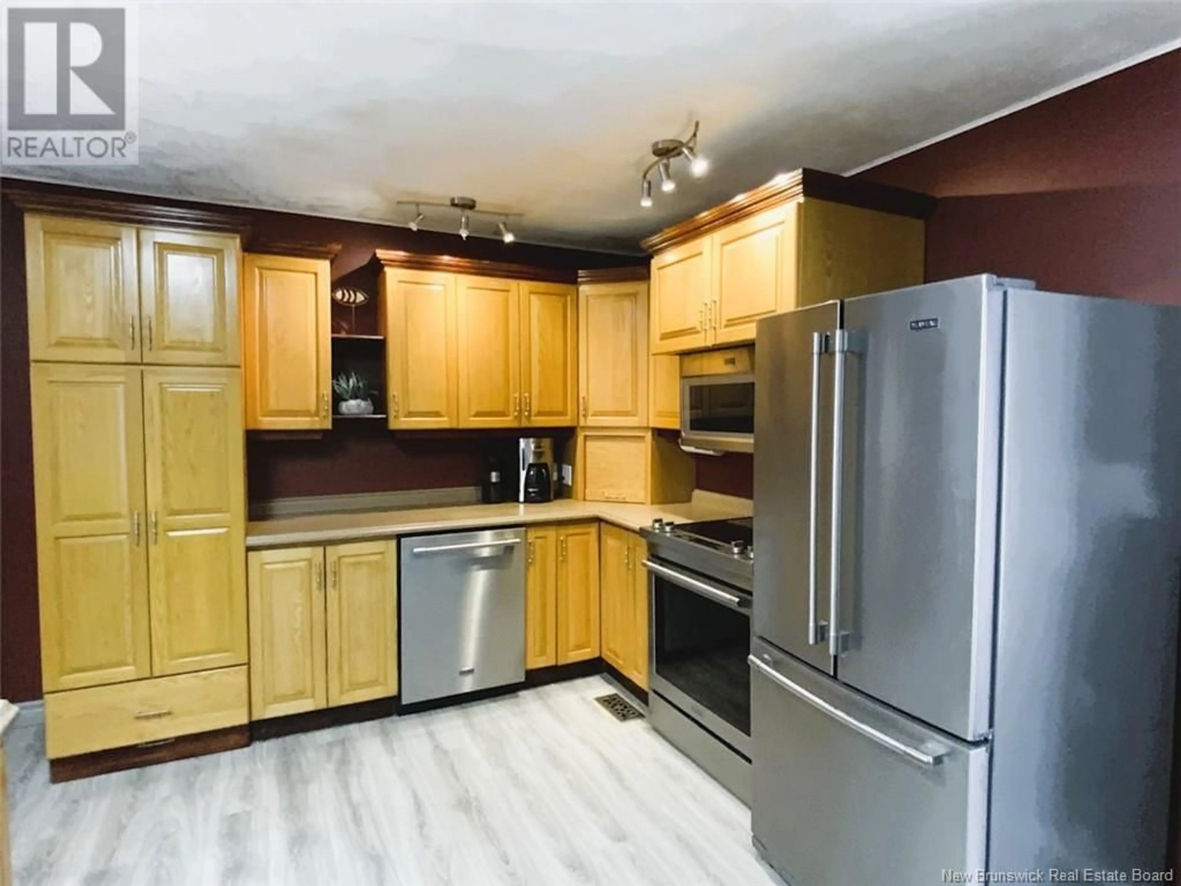 Standard kitchen, wood/laminate floor for 871 Canada Road, Edmundston New Brunswick E3V3X1