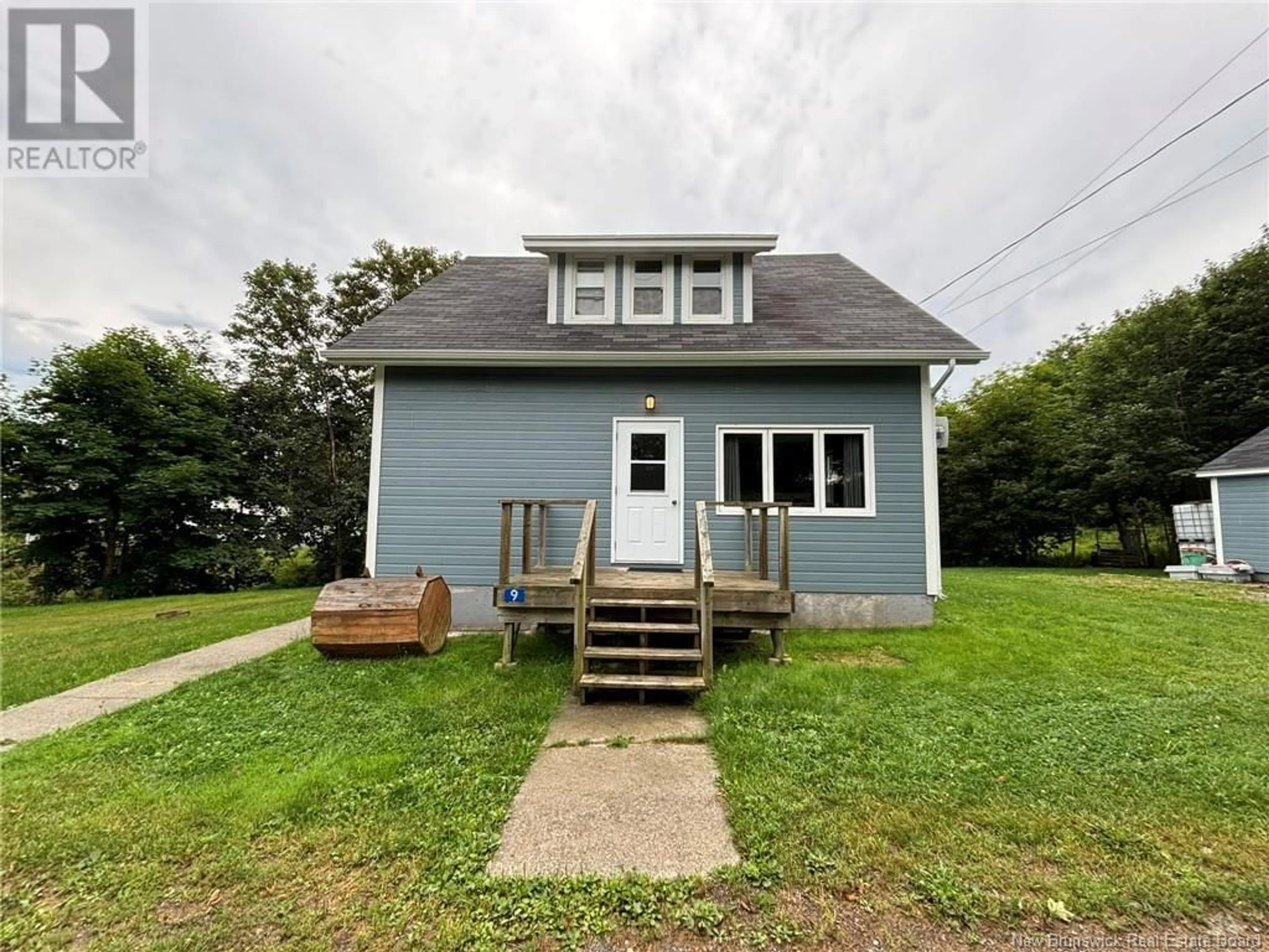 A pic from outside/outdoor area/front of a property/back of a property/a pic from drone, building for 9 KING Street, Grand Manan New Brunswick E5G2J9