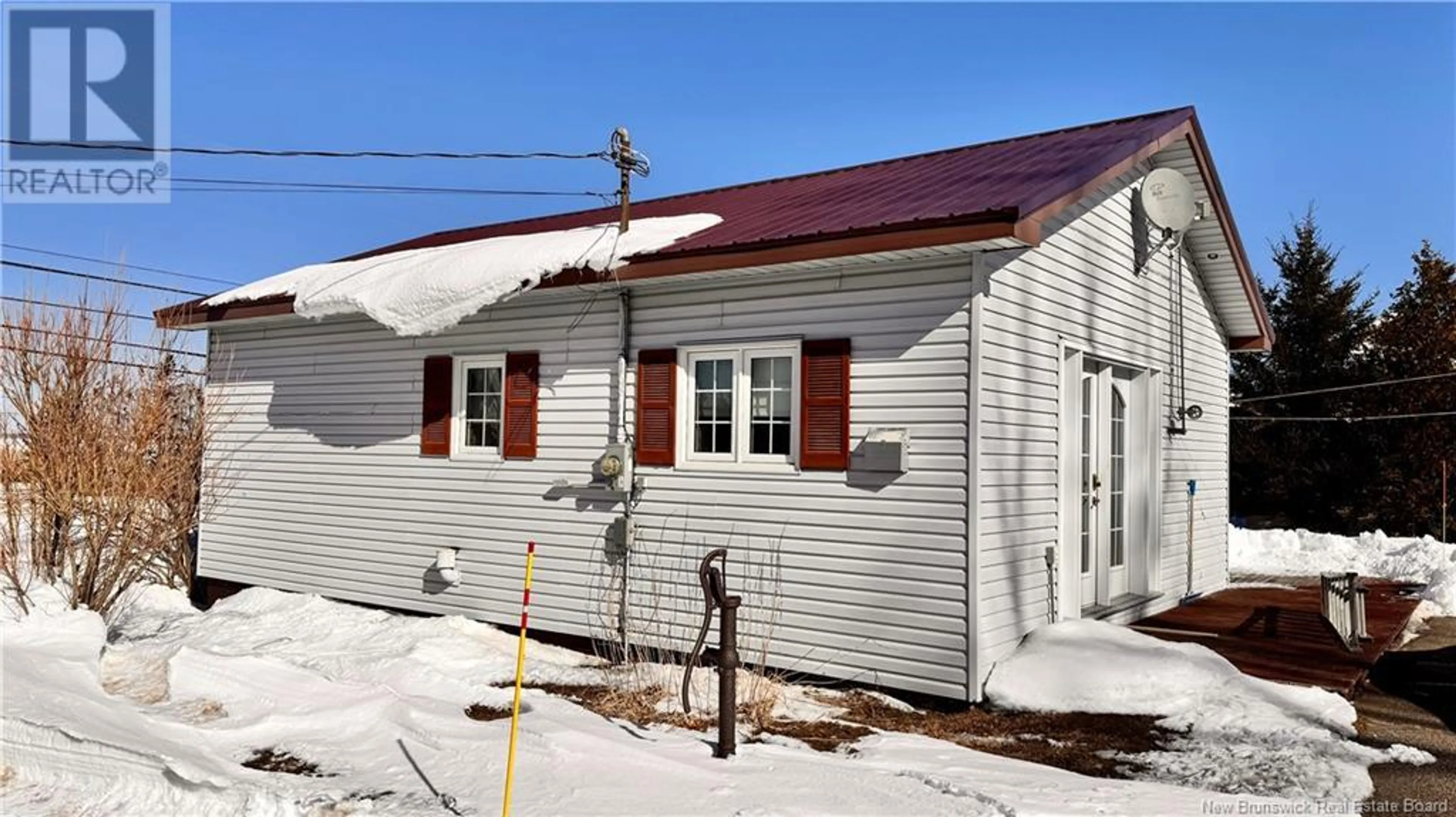 Home with vinyl exterior material, building for 522 St-Pierre Ouest Boulevard, Caraquet New Brunswick E1W1A3