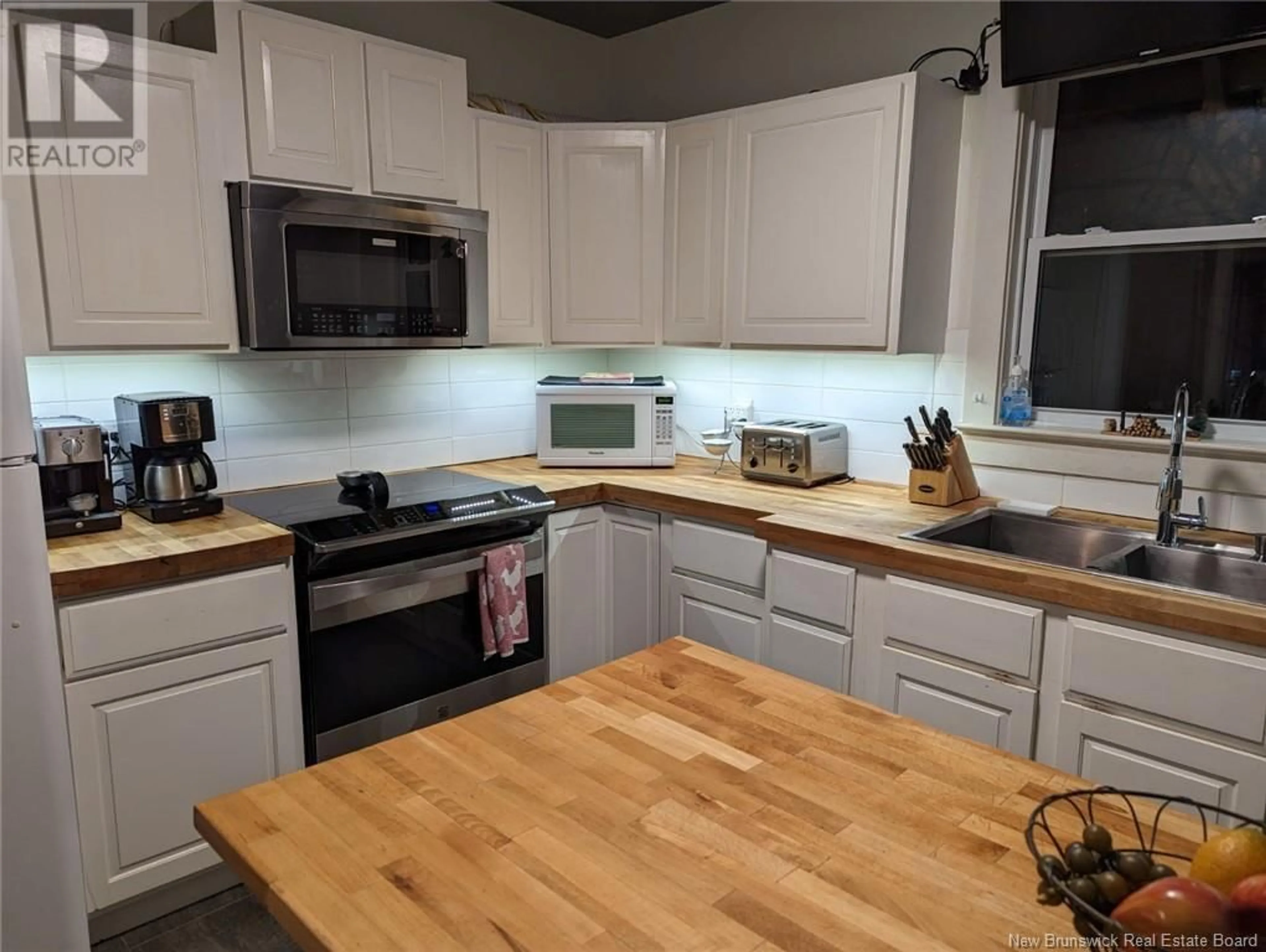 Standard kitchen, wood/laminate floor for 331 - 331 1/2 Mountain Road, Moncton New Brunswick E1C2M4