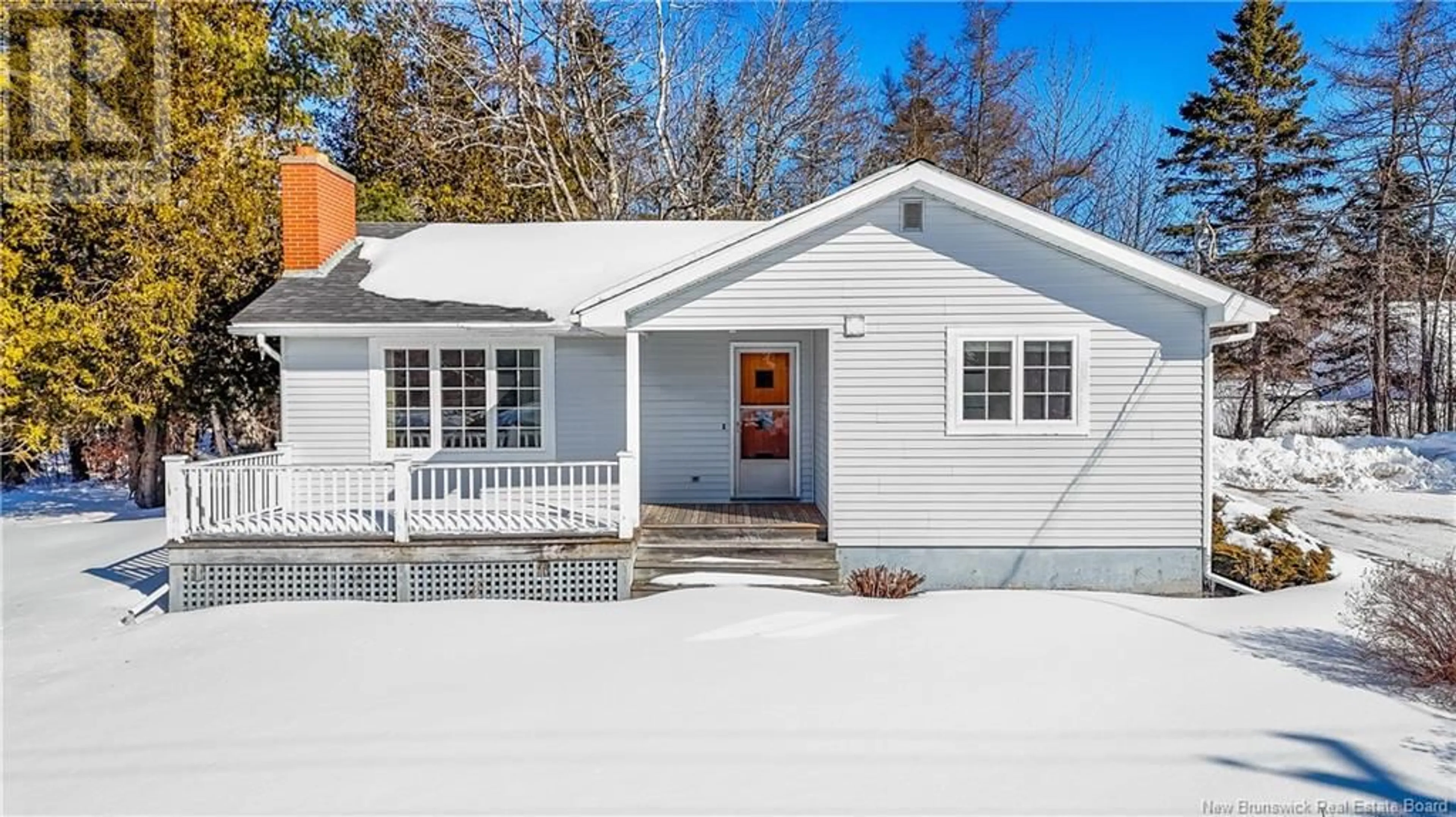 Home with vinyl exterior material, street for 802 Bayview Drive, Saint Andrews New Brunswick E5B2N1