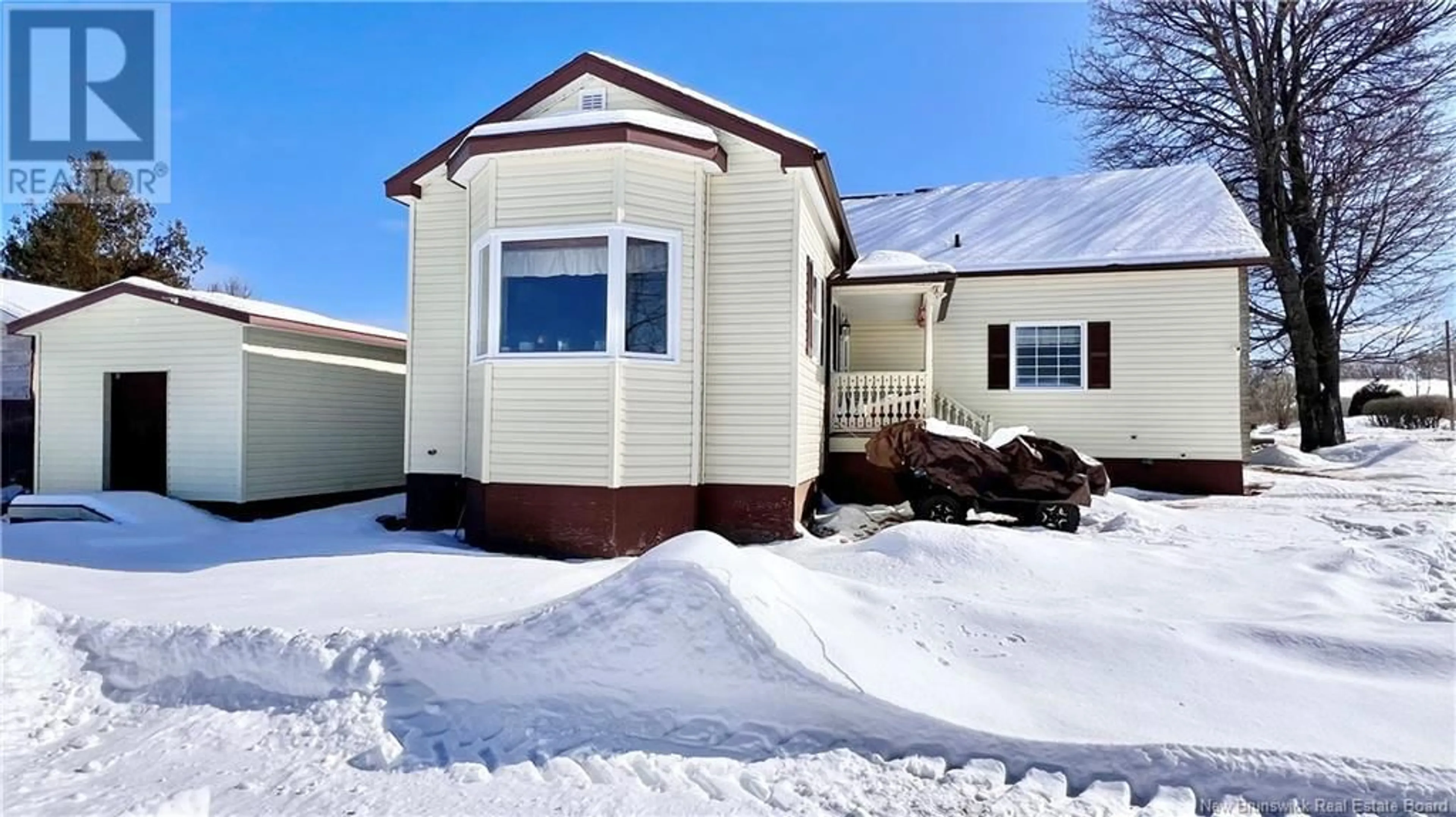 Home with vinyl exterior material, street for 935 MILLER, Bathurst New Brunswick E2A2J5