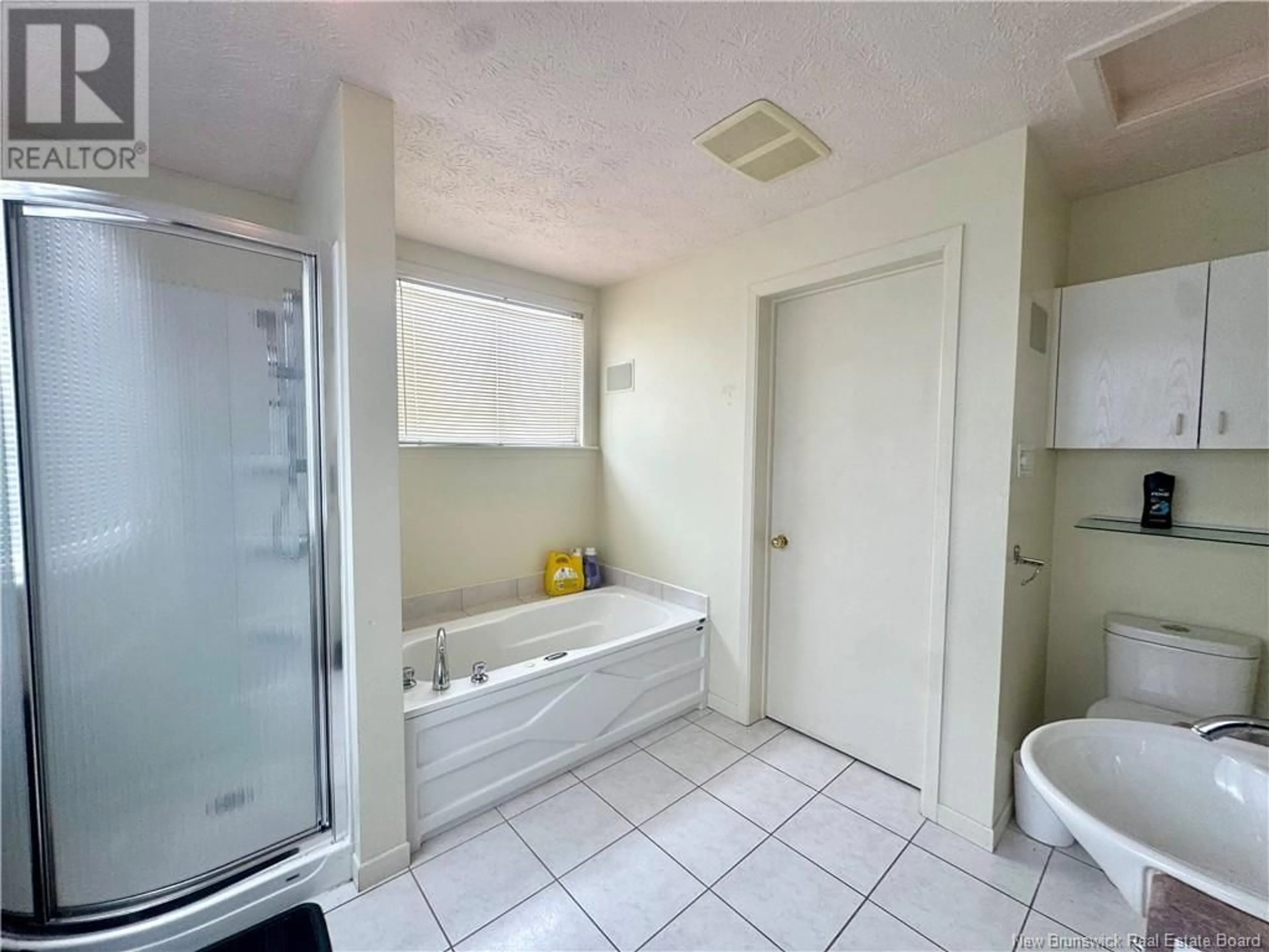 Standard bathroom, ceramic/tile floor for 556 ST-FRANCOIS STREET, Edmundston New Brunswick E3V1G8