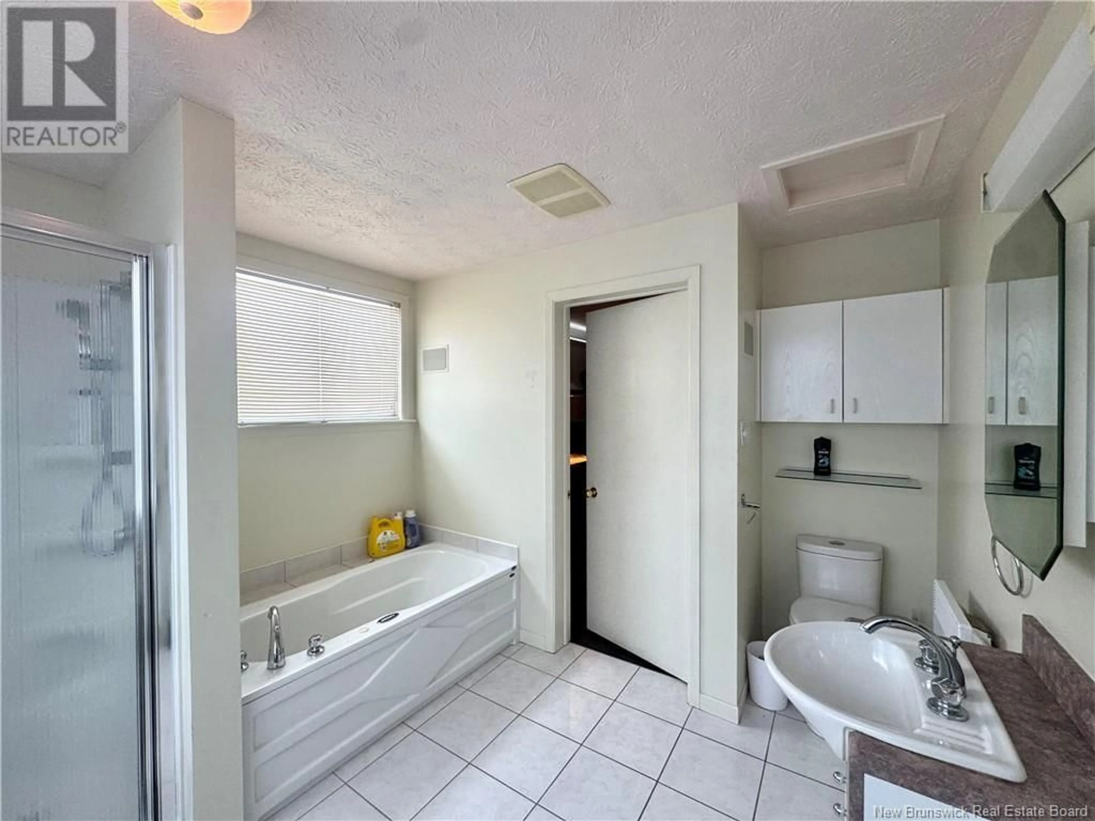 Standard bathroom, ceramic/tile floor for 556 ST-FRANCOIS STREET, Edmundston New Brunswick E3V1G8