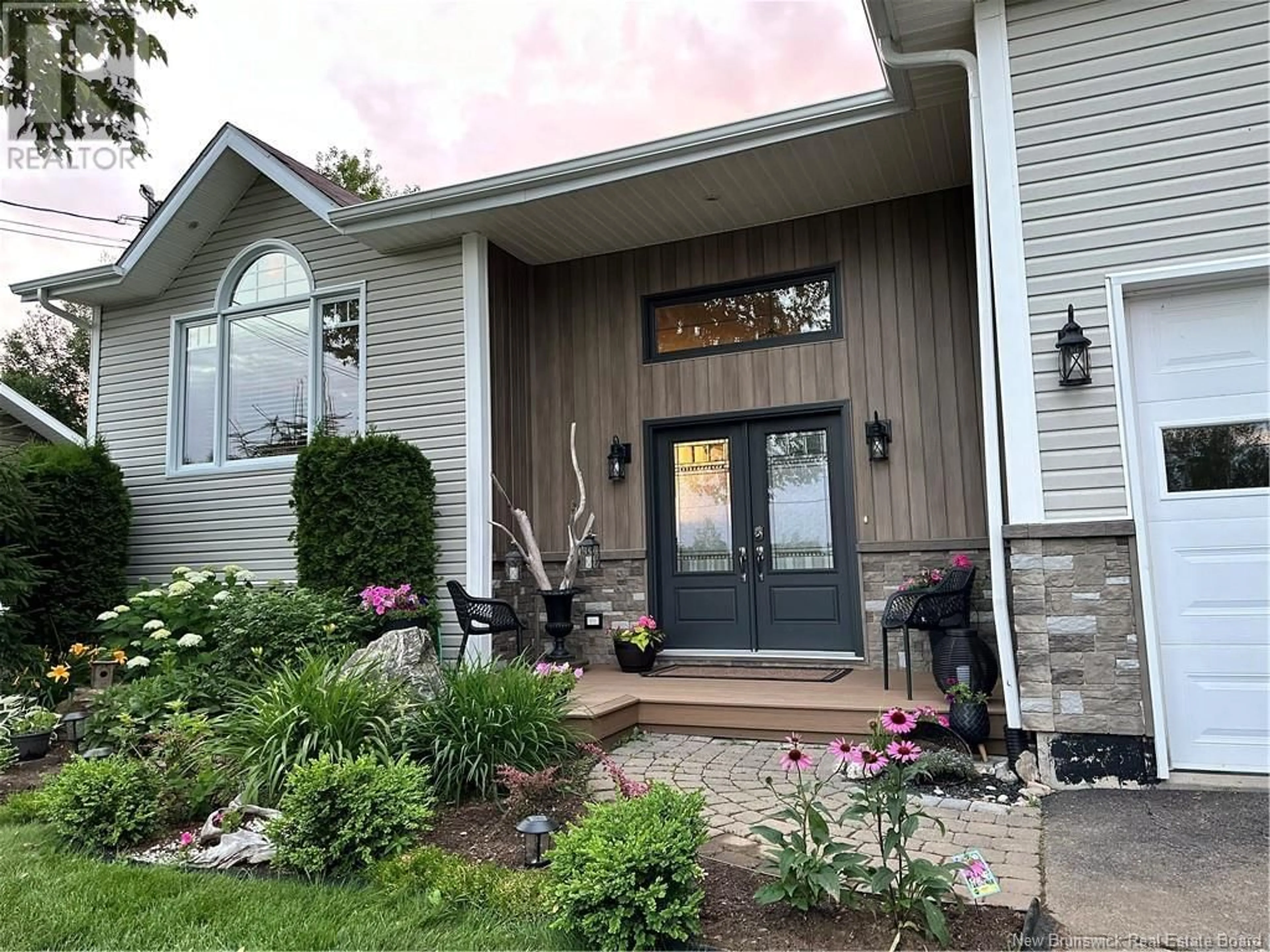 Indoor entryway for 102 RUE BELAIR, Grand-Sault/Grand Falls New Brunswick E3Y1A8
