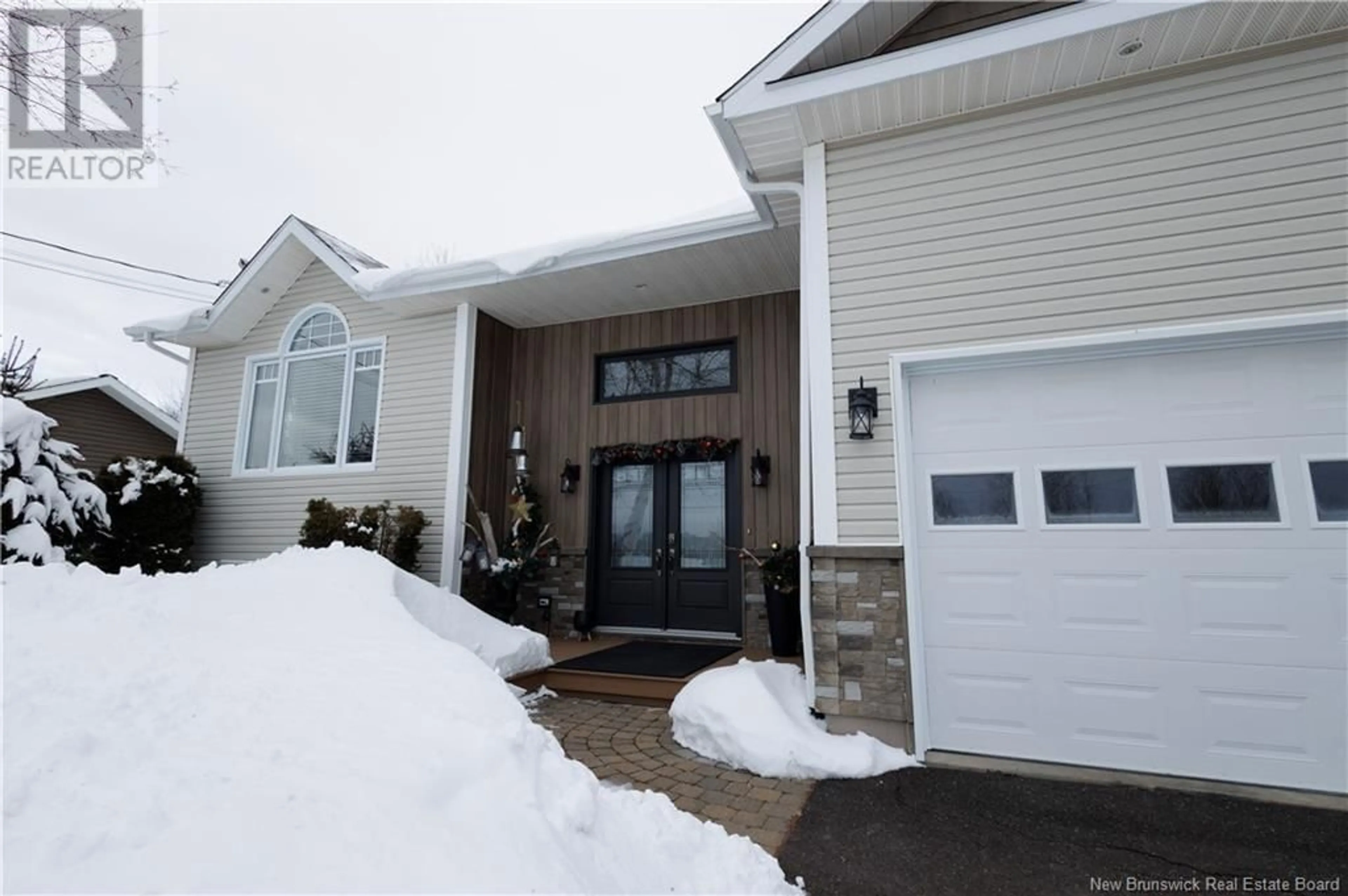 Indoor entryway for 102 RUE BELAIR, Grand-Sault/Grand Falls New Brunswick E3Y1A8