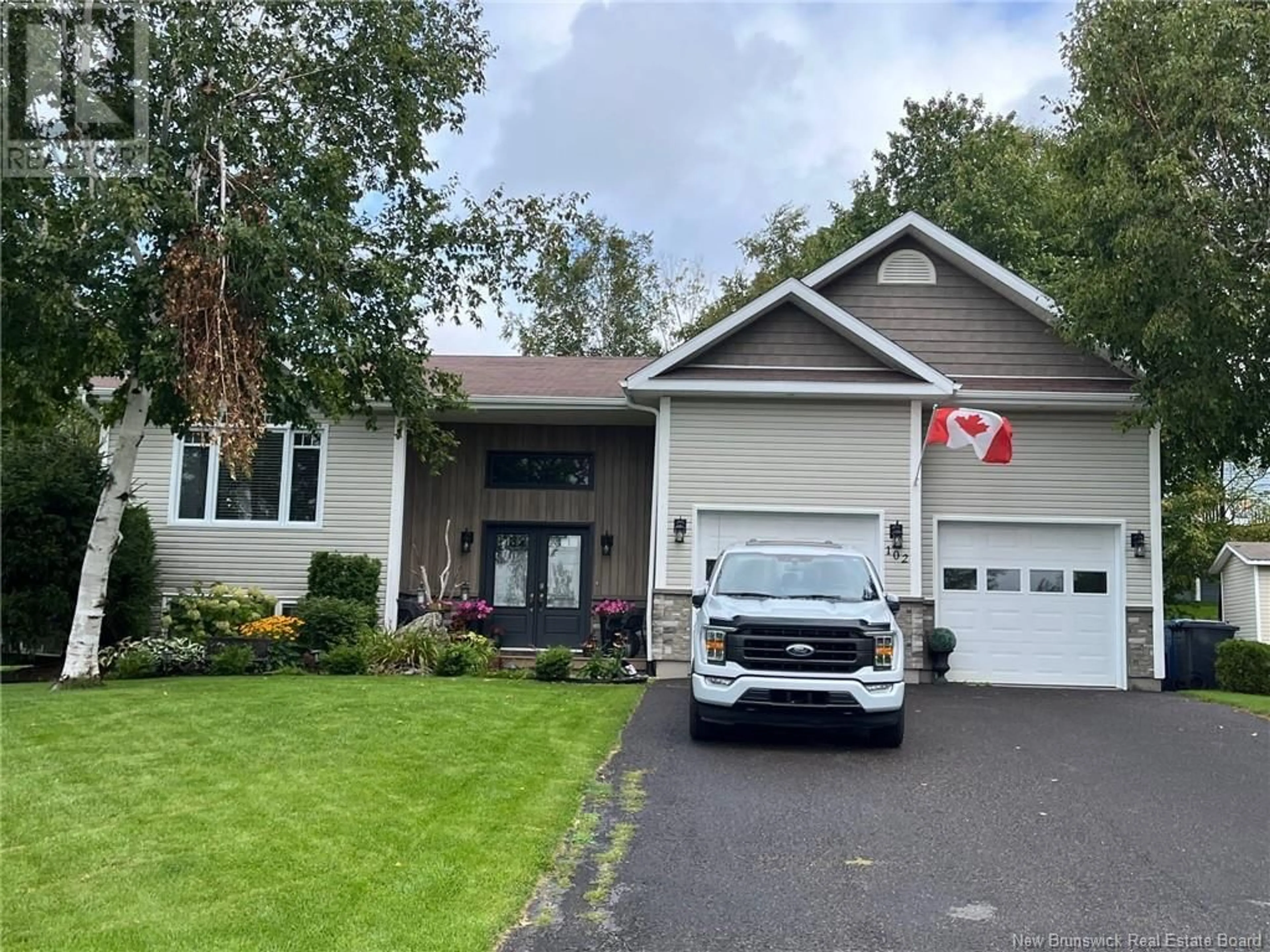 Home with vinyl exterior material, street for 102 rue Belair, Grand-Sault/Grand Falls New Brunswick E3Y1A8