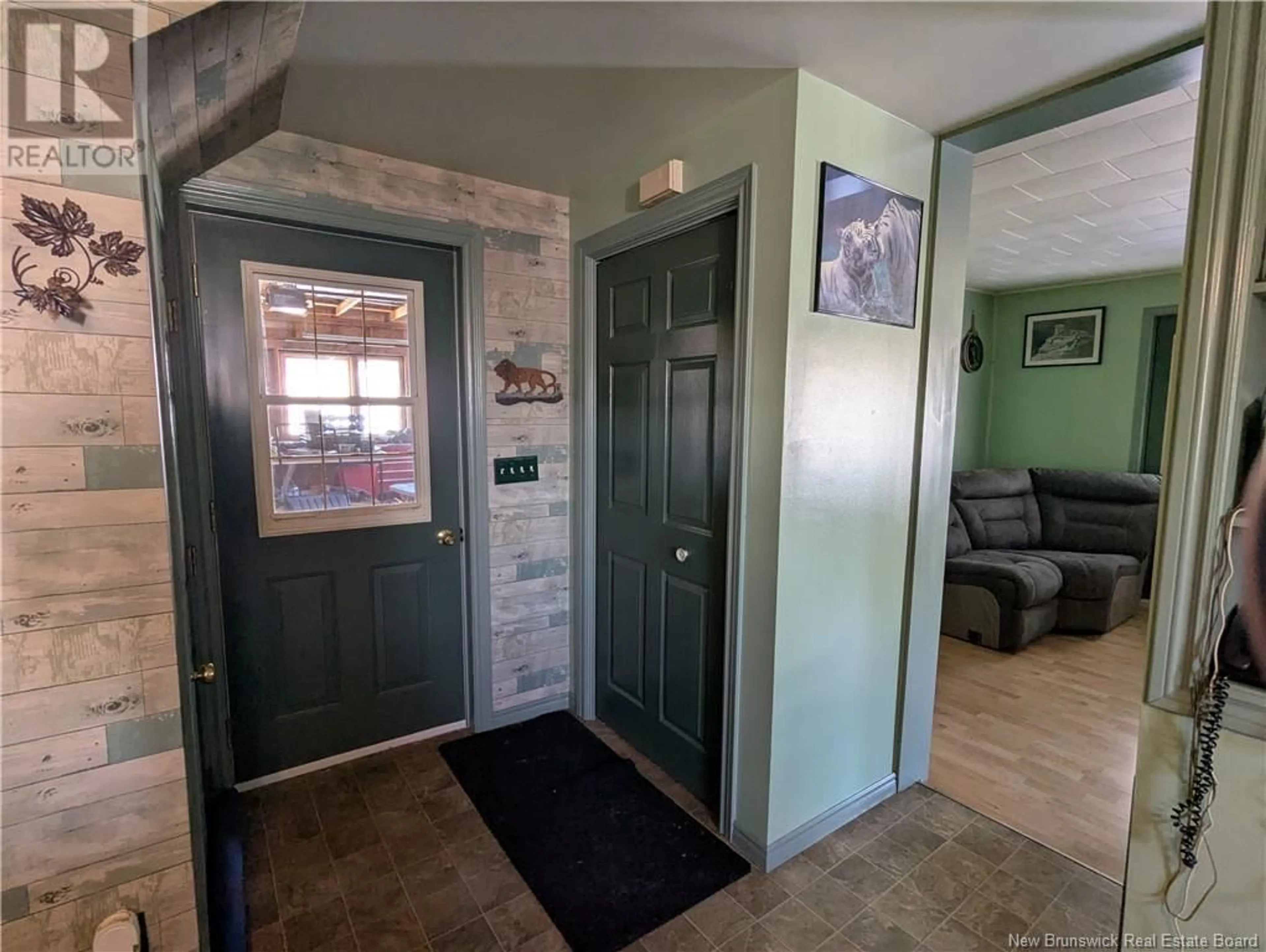 Indoor foyer for 289 PORTAGE ROAD, Grand-Sault/Grand Falls New Brunswick E3Z1M1