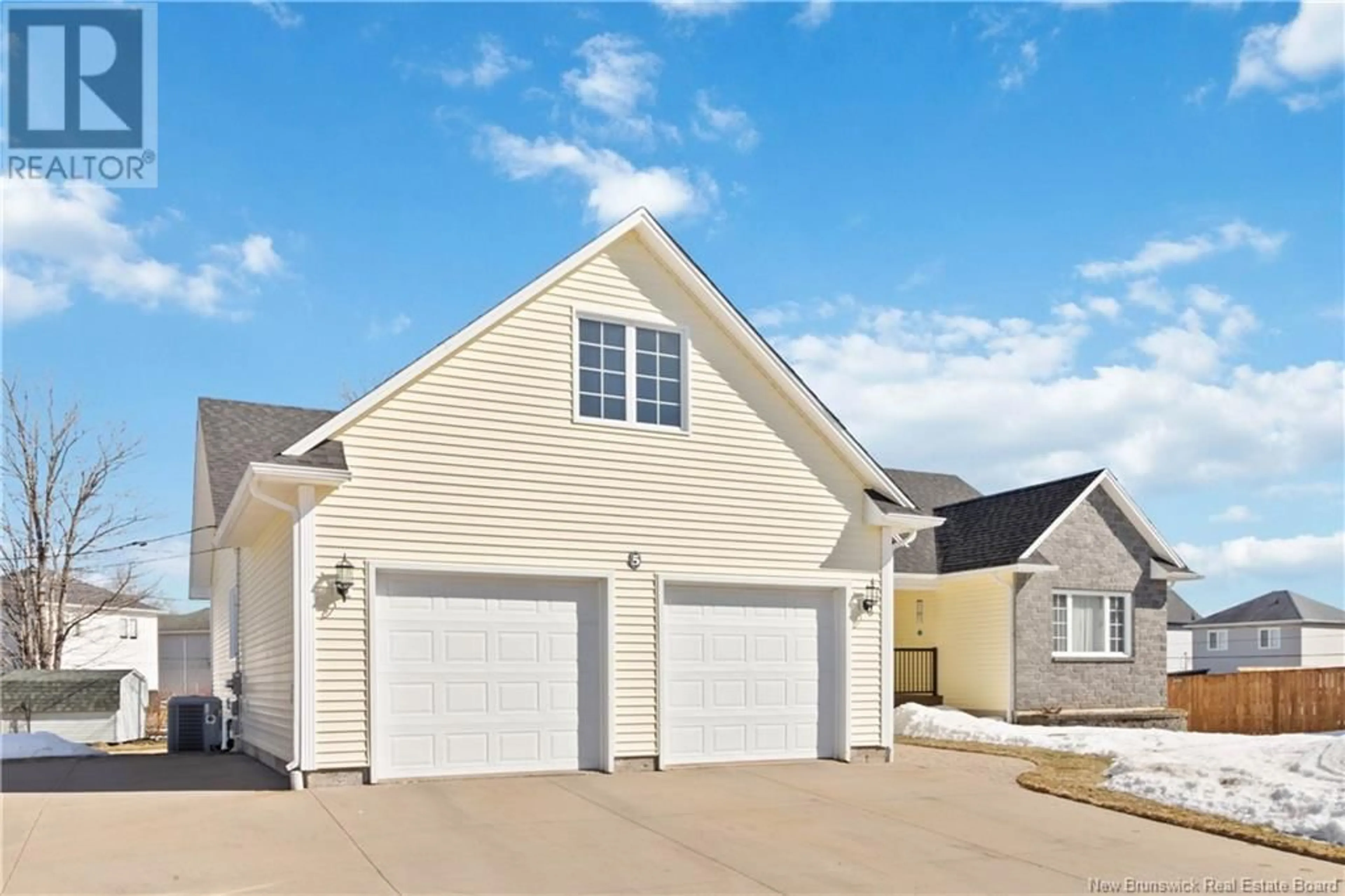 Home with vinyl exterior material, street for 5 Acorn Court, Moncton New Brunswick E1G4X9