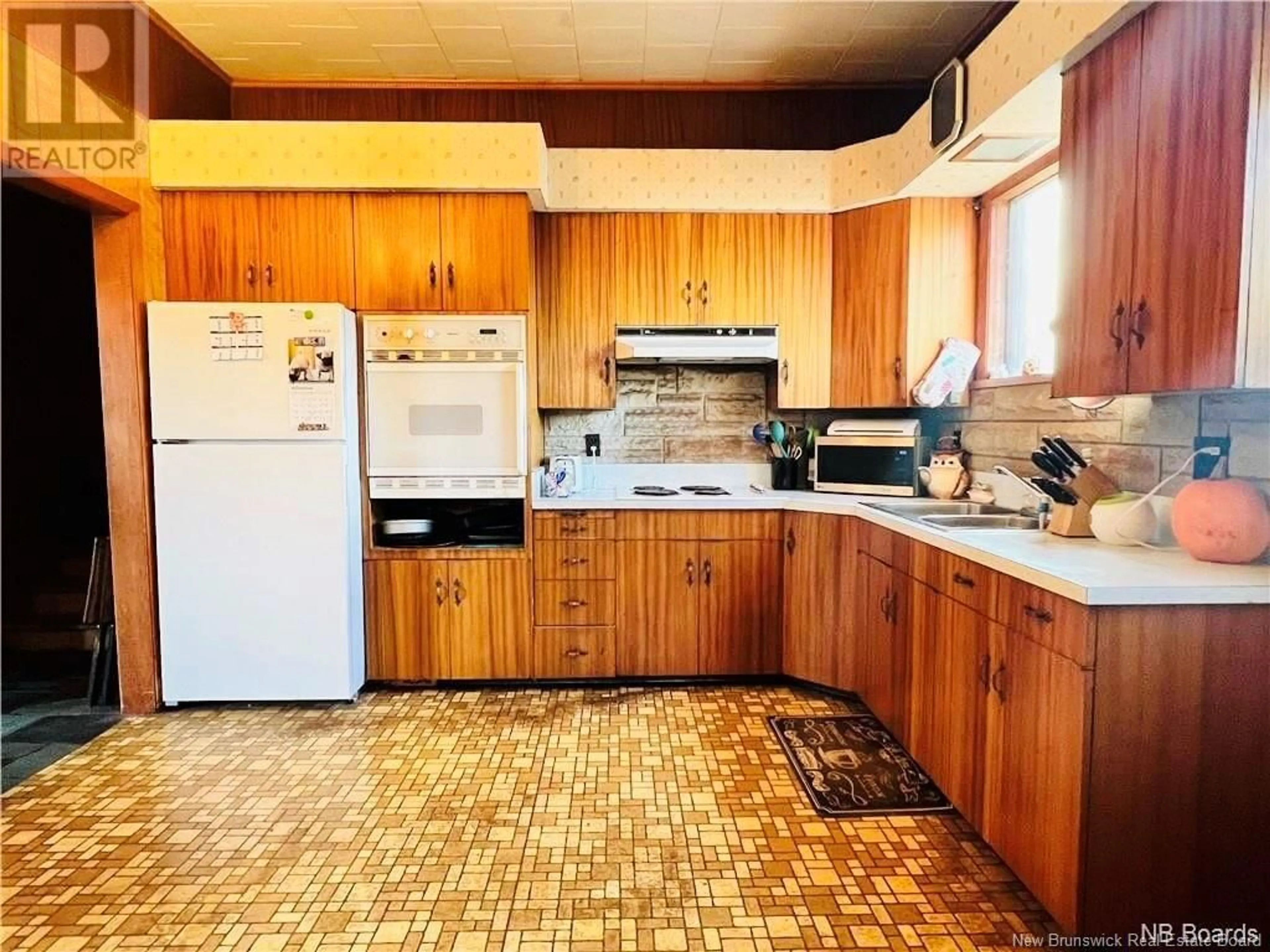 Standard kitchen, ceramic/tile floor for 5 Green Belt, Rough Waters New Brunswick E2A6E7