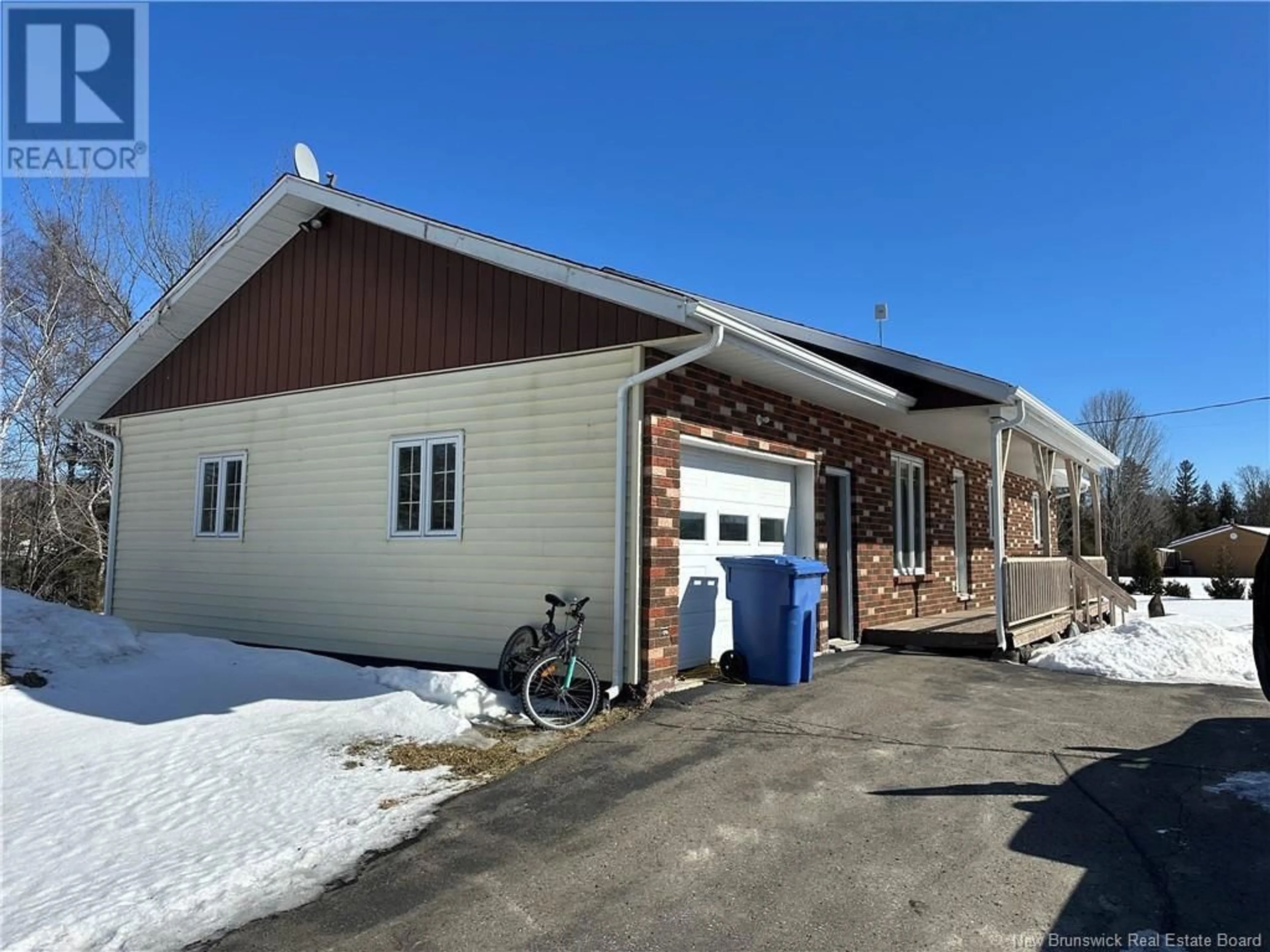 Indoor garage for 806 West River Road, DSL de Grand-Sault/Falls New Brunswick E3Z1T3