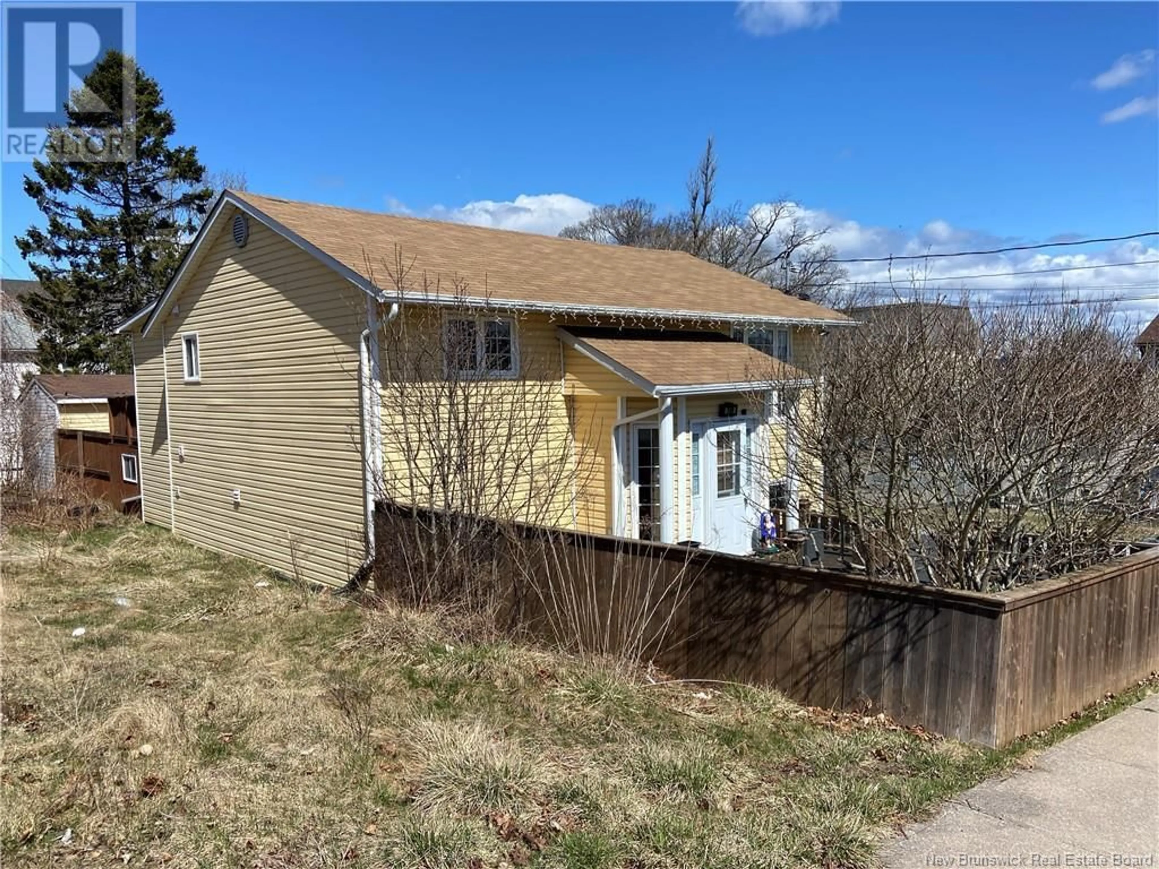 A pic from outside/outdoor area/front of a property/back of a property/a pic from drone, unknown for 289 TOWER STREET, Saint John New Brunswick E2M1Z7