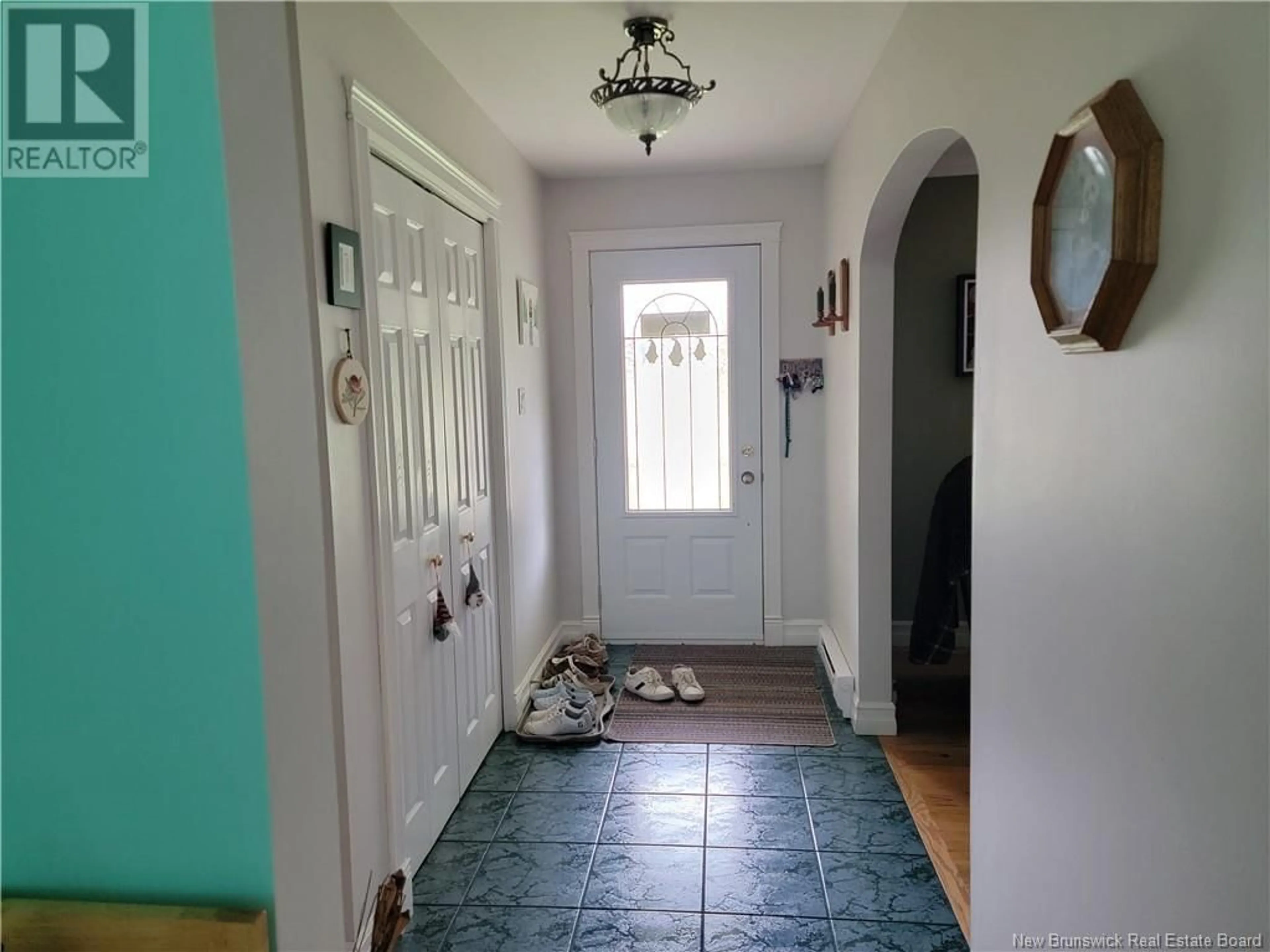 Indoor foyer for 967 HAY CRES, Bathurst New Brunswick E2A3S1