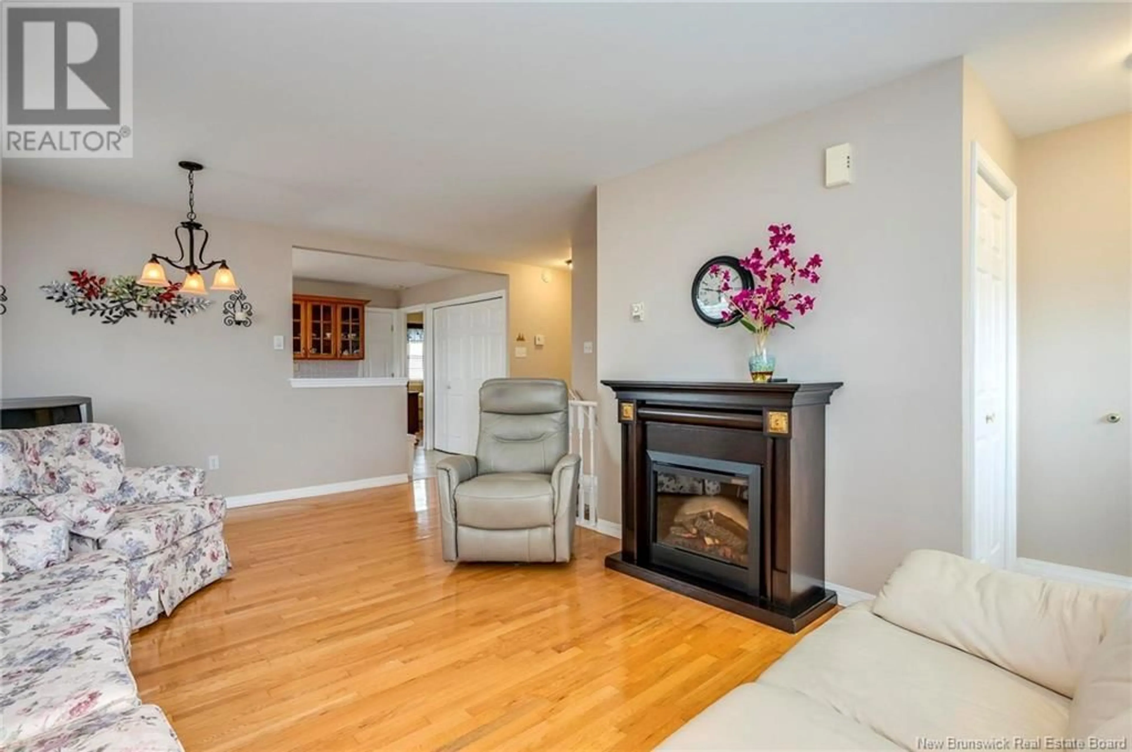 Living room with furniture, wood/laminate floor for 5 MEADOW WOOD GARDENS, Saint John New Brunswick E2M5T1