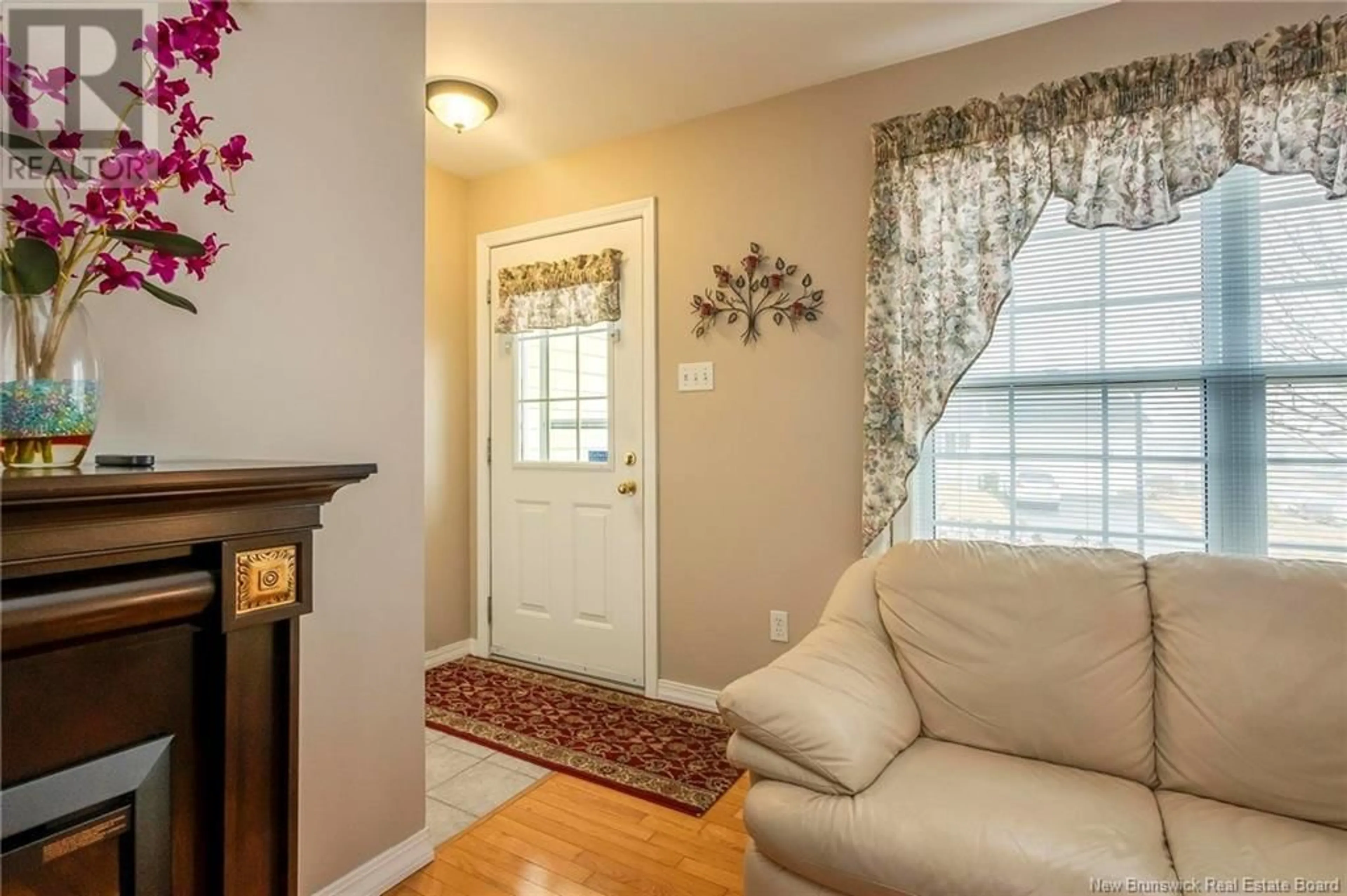 Indoor entryway for 5 MEADOW WOOD GARDENS, Saint John New Brunswick E2M5T1