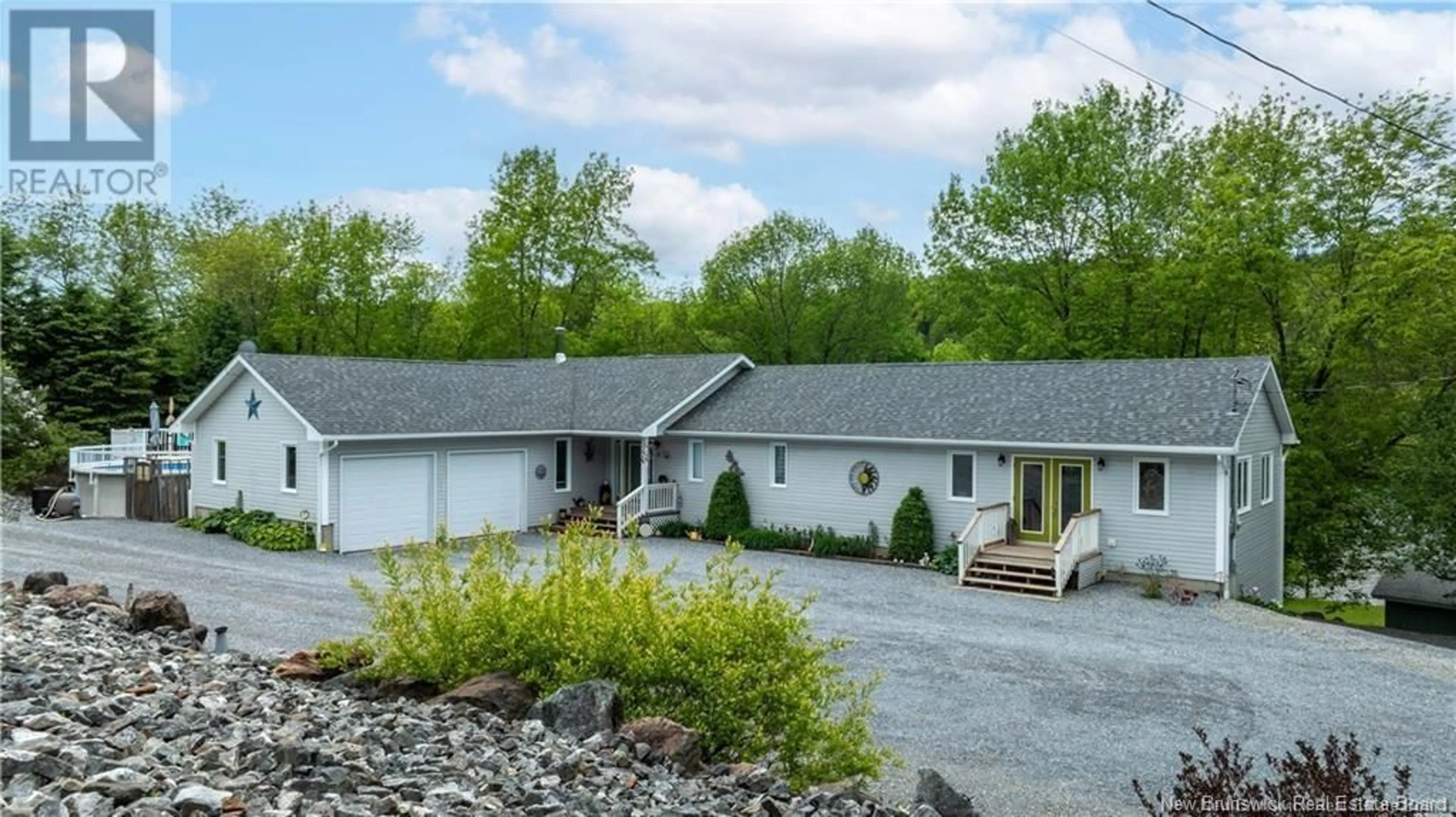 Home with vinyl exterior material, unknown for 15 BELLEVIEW COURT, Kingston New Brunswick E5N2B4