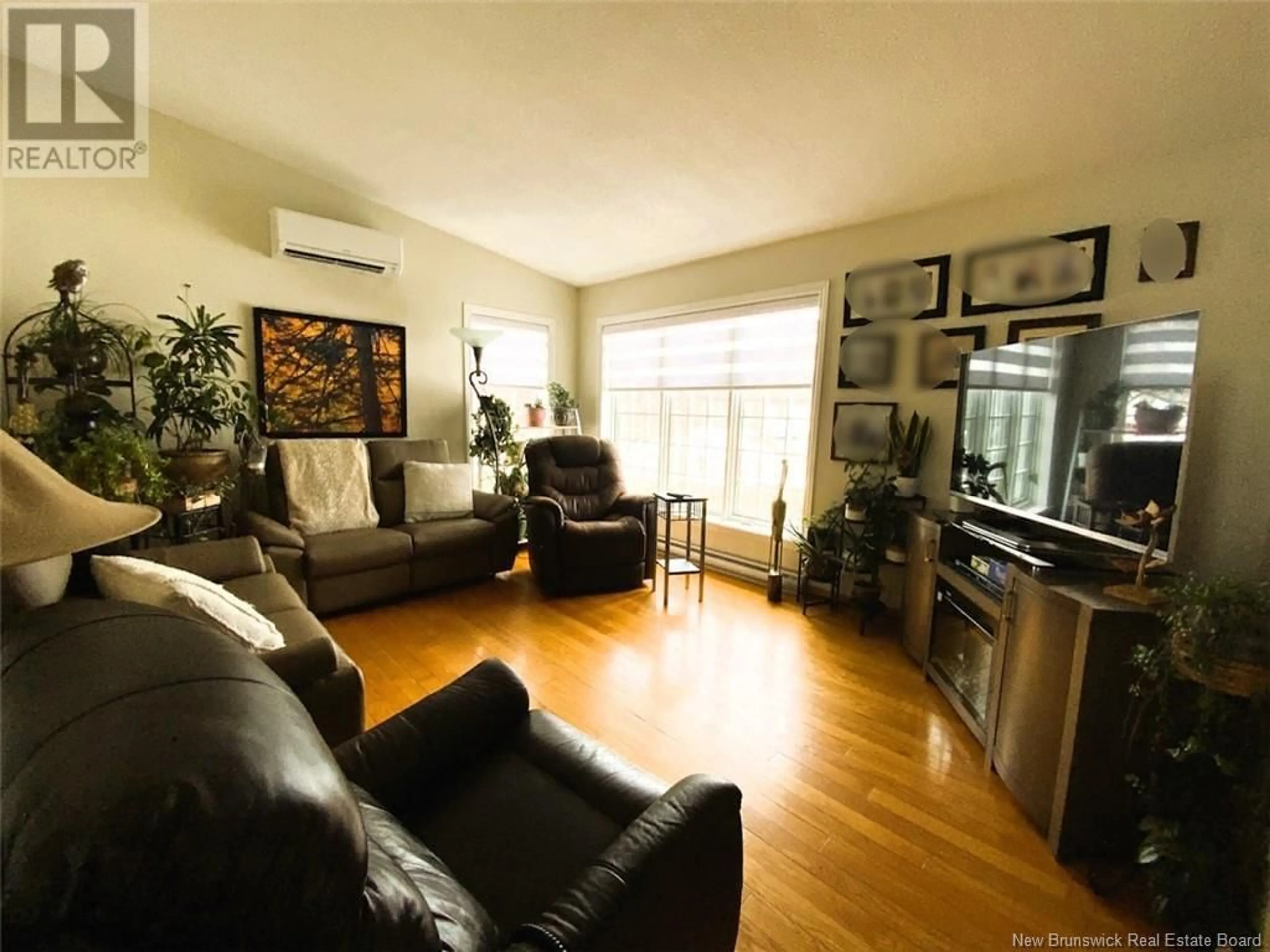 Living room with furniture, wood/laminate floor for 27 LÉOPOLD-COUTURIER STREET, Saint-Jacques New Brunswick E7B1E3