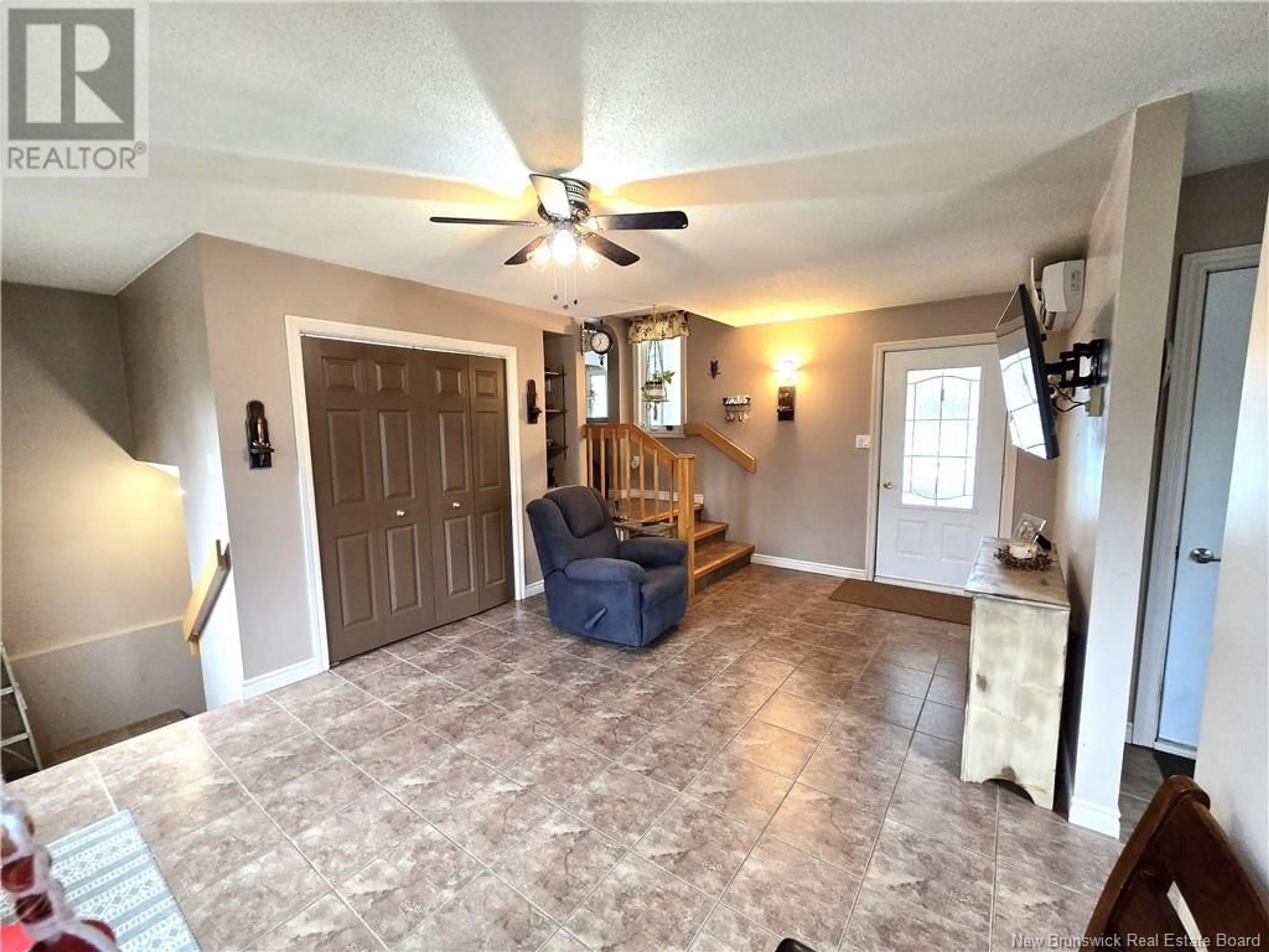 Indoor entryway for 2095 COMMERCIALE STREET, Saint-François-de-Madawaska New Brunswick E7A1B3