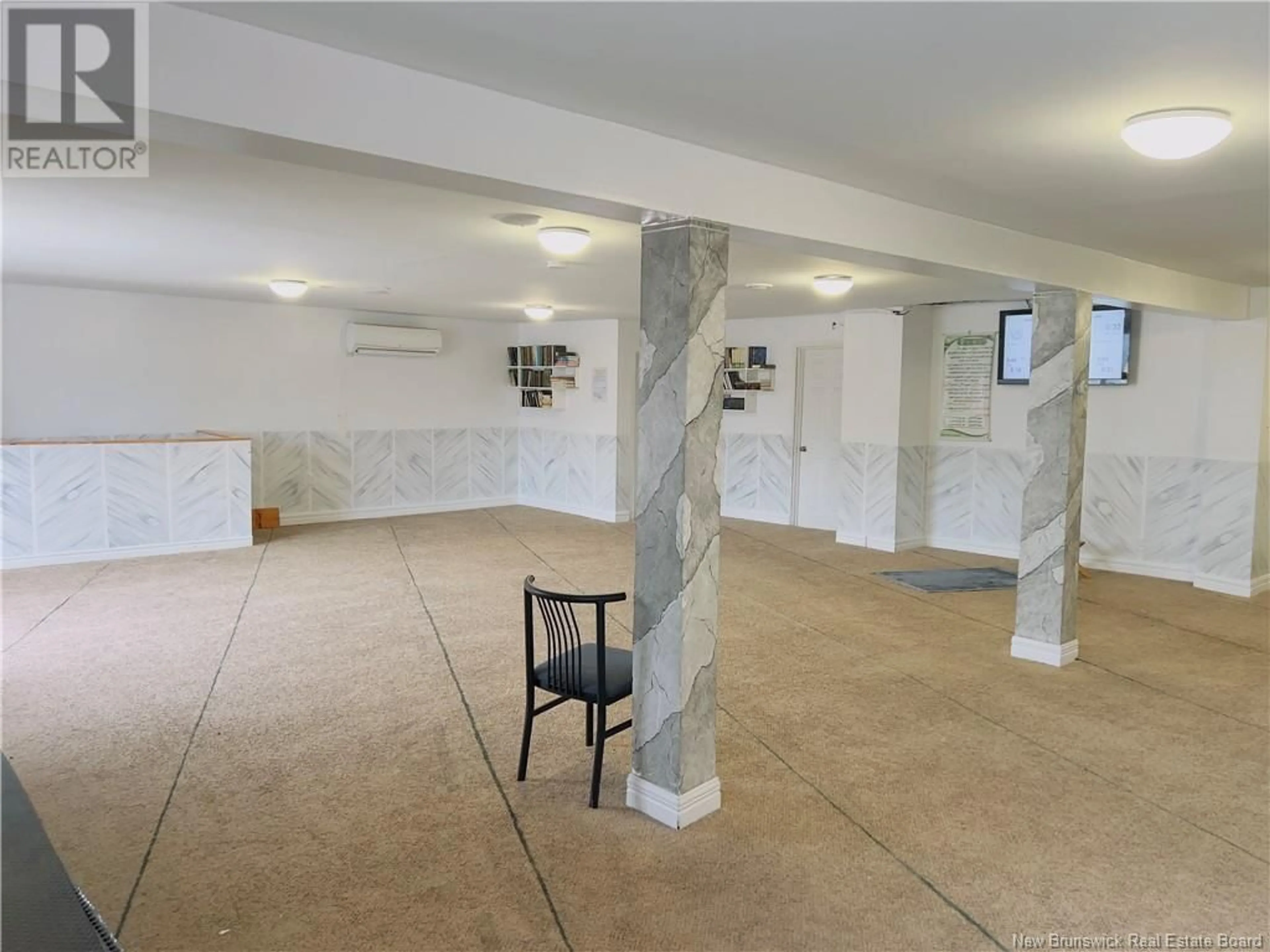 Indoor foyer for 370 SOMERSET STREET, Saint John New Brunswick E2K2Y4