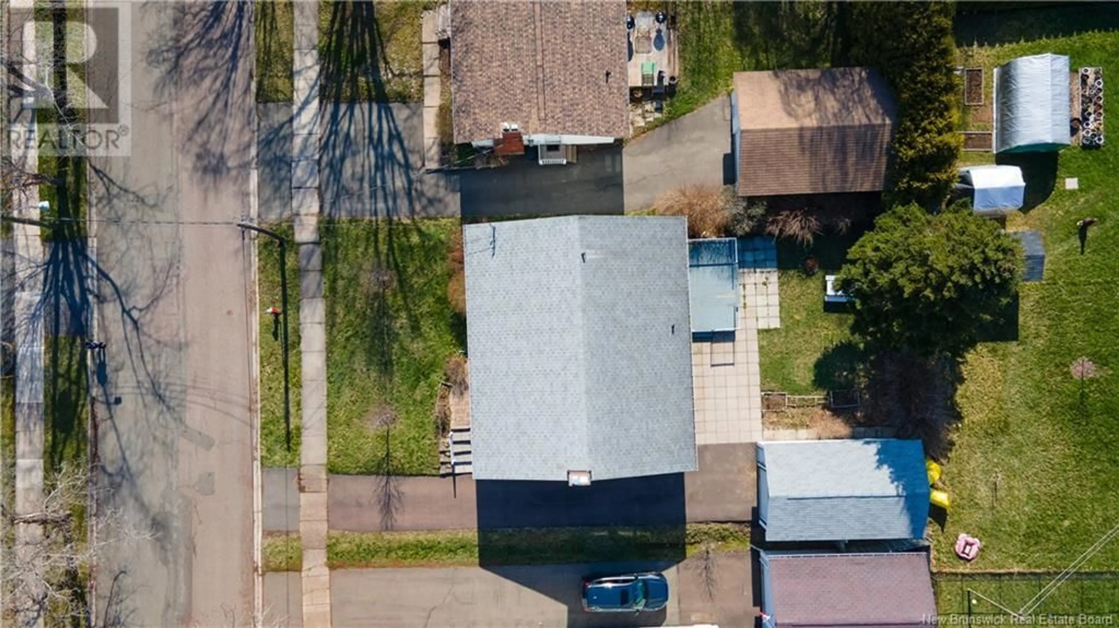 A pic from outside/outdoor area/front of a property/back of a property/a pic from drone, street for 53 MADISON, Moncton New Brunswick E1E1R5