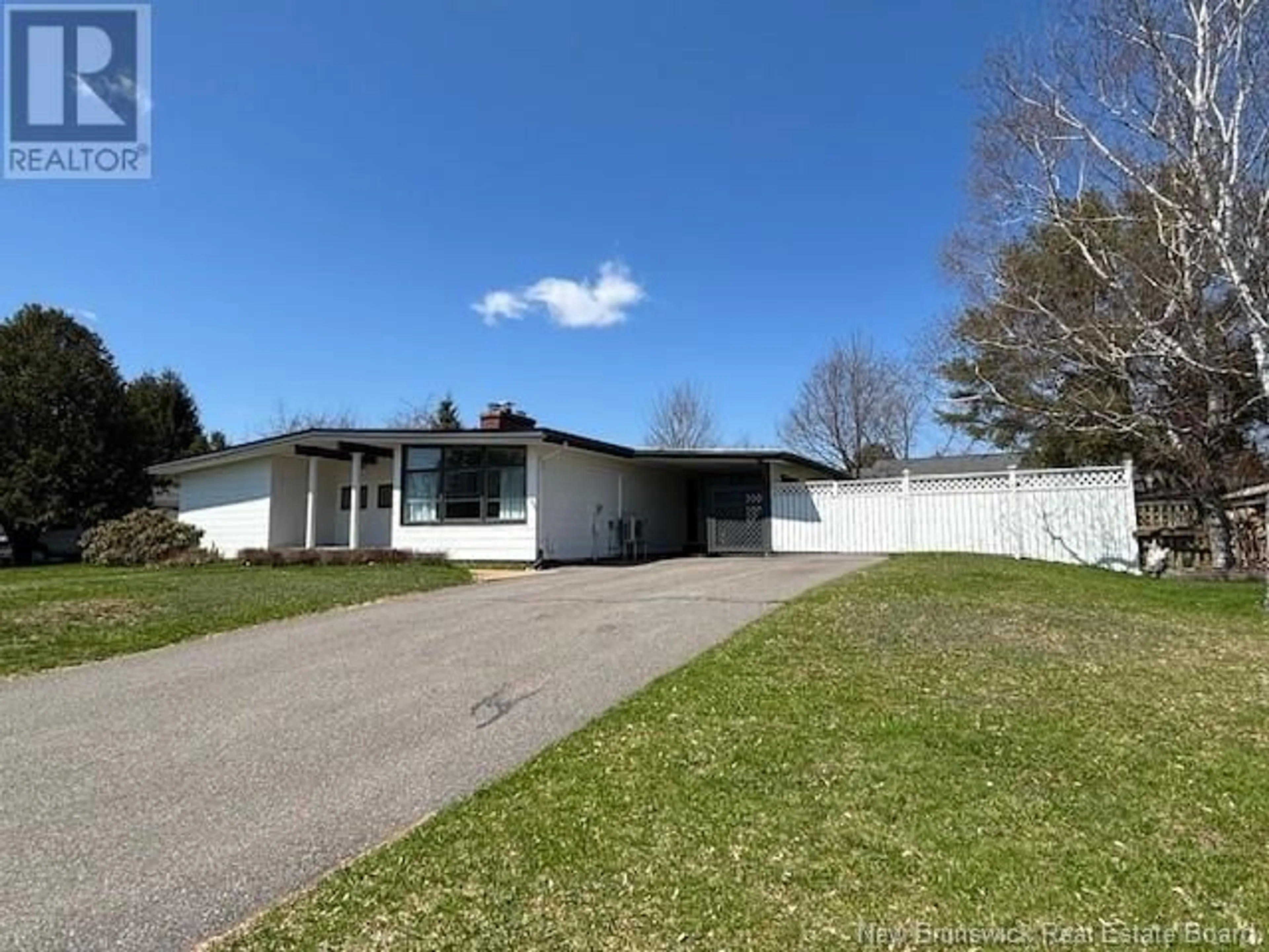 A pic from outside/outdoor area/front of a property/back of a property/a pic from drone, street for 146 SUMMIT AVENUE, Sussex New Brunswick E4E1A5