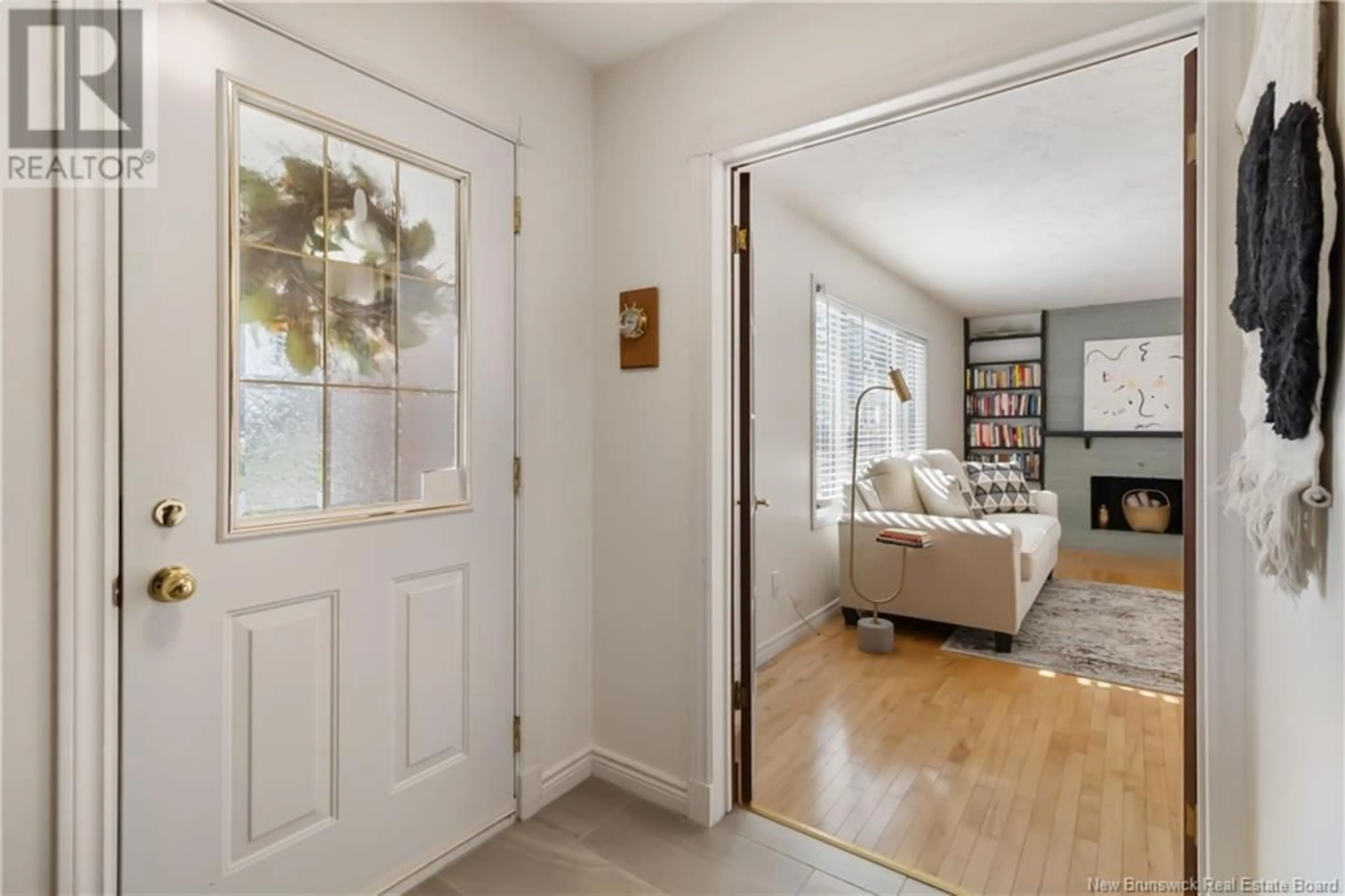 Indoor entryway for 295 ORLEANS, Dieppe New Brunswick E1A1W8