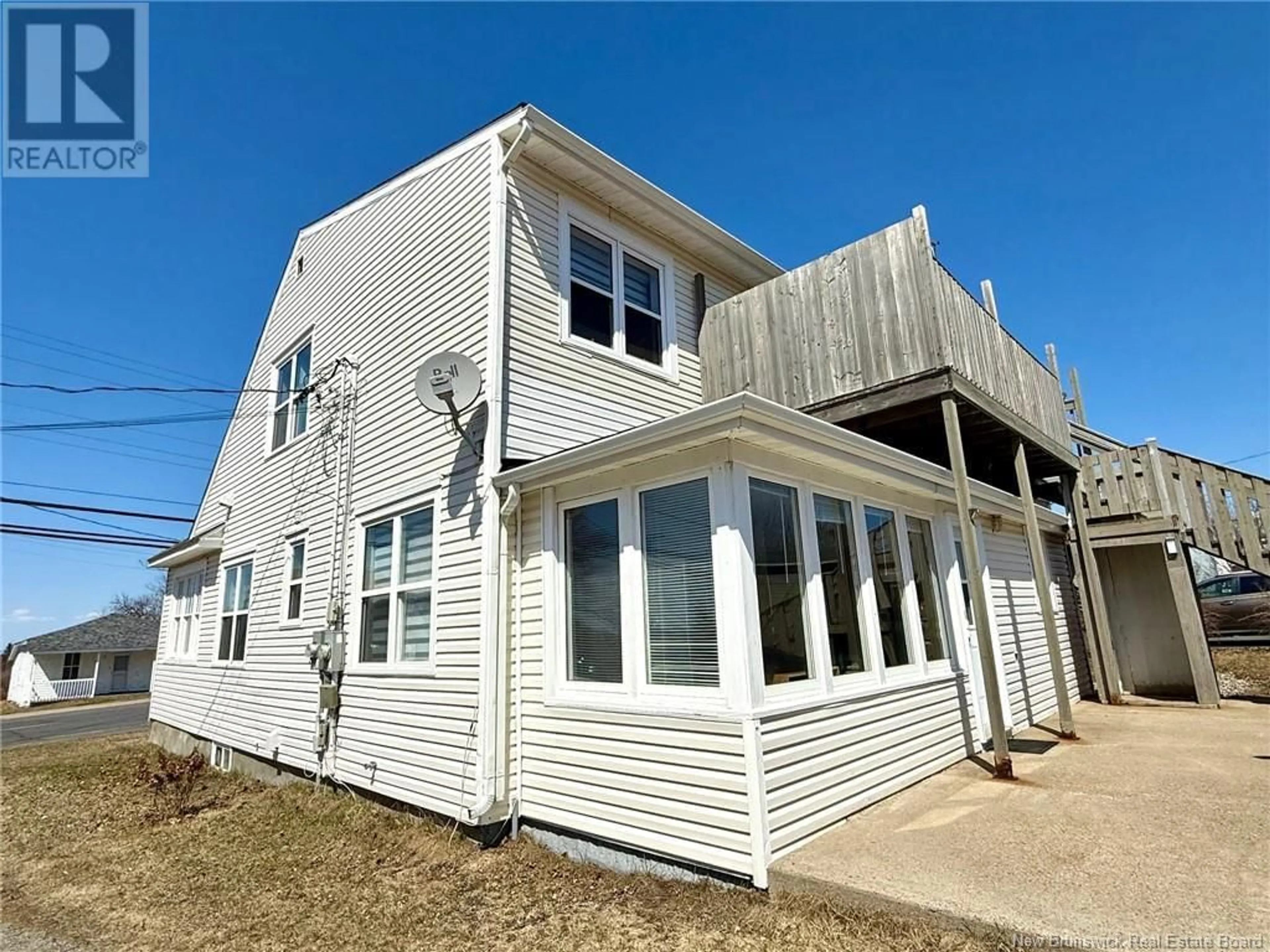 Home with vinyl exterior material, building for 310 BOUL. ST-PIERRE OUEST BOULEVARD, Caraquet New Brunswick E1W1A3