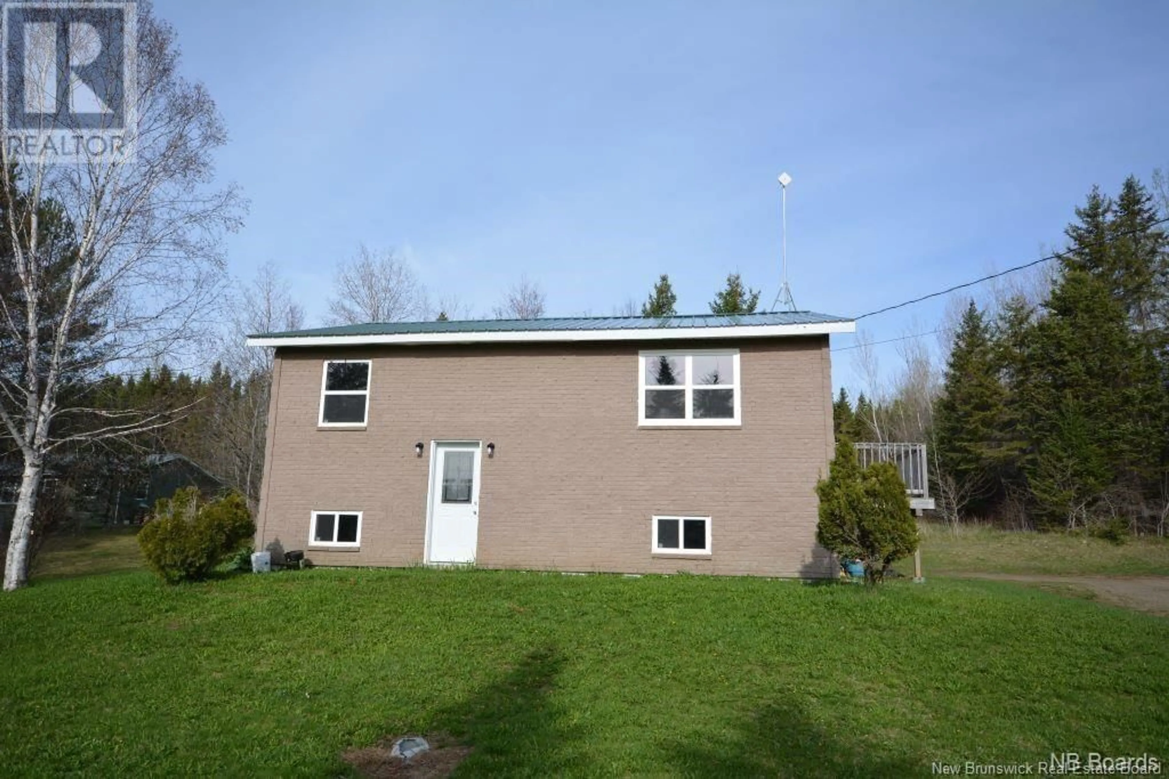 Home with vinyl exterior material, building for 23 580 ROUTE, Windsor New Brunswick E7L4M3