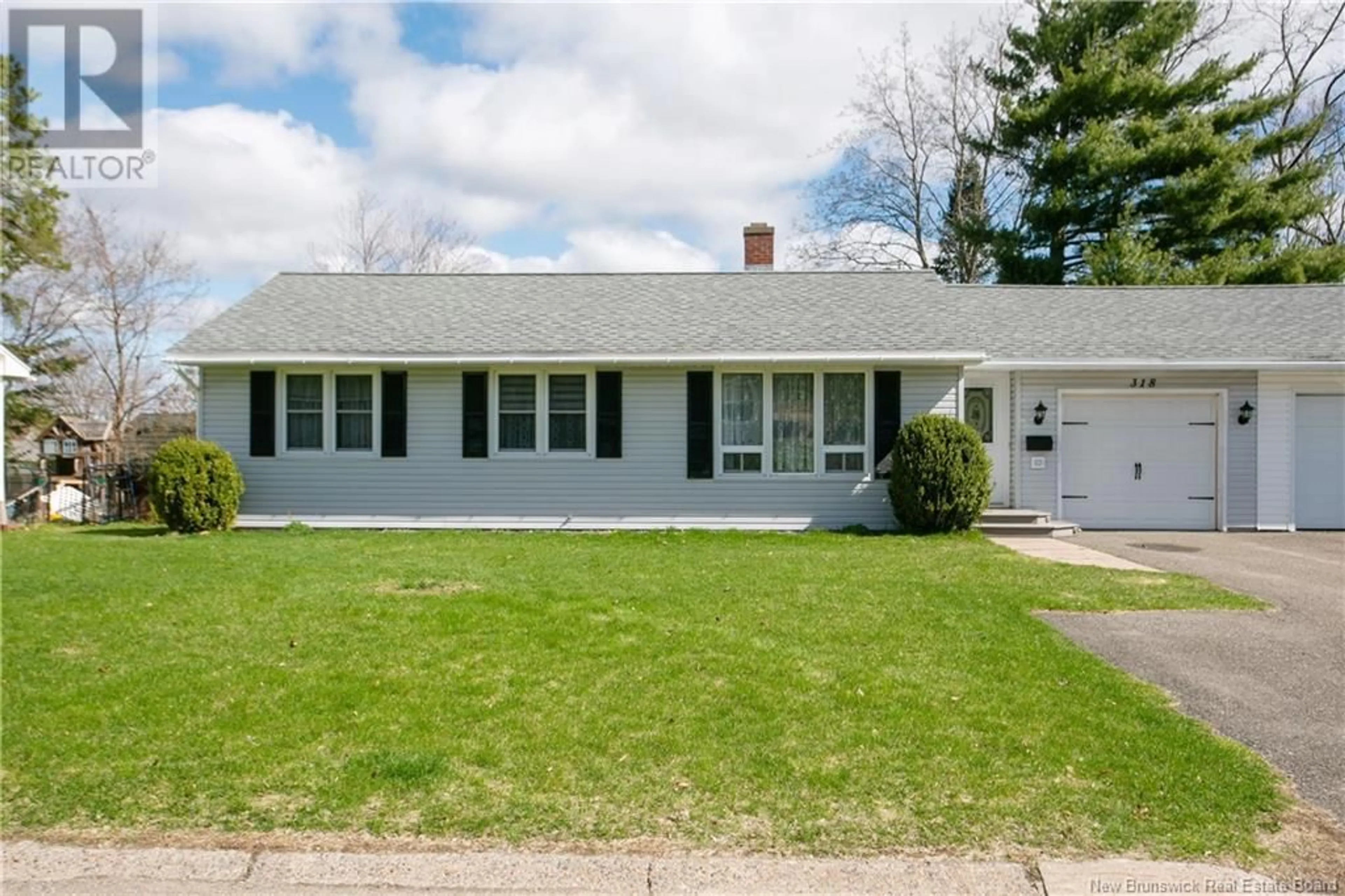 Home with vinyl exterior material, street for 318 GILMOUR STREET, Oromocto New Brunswick E2V1E5