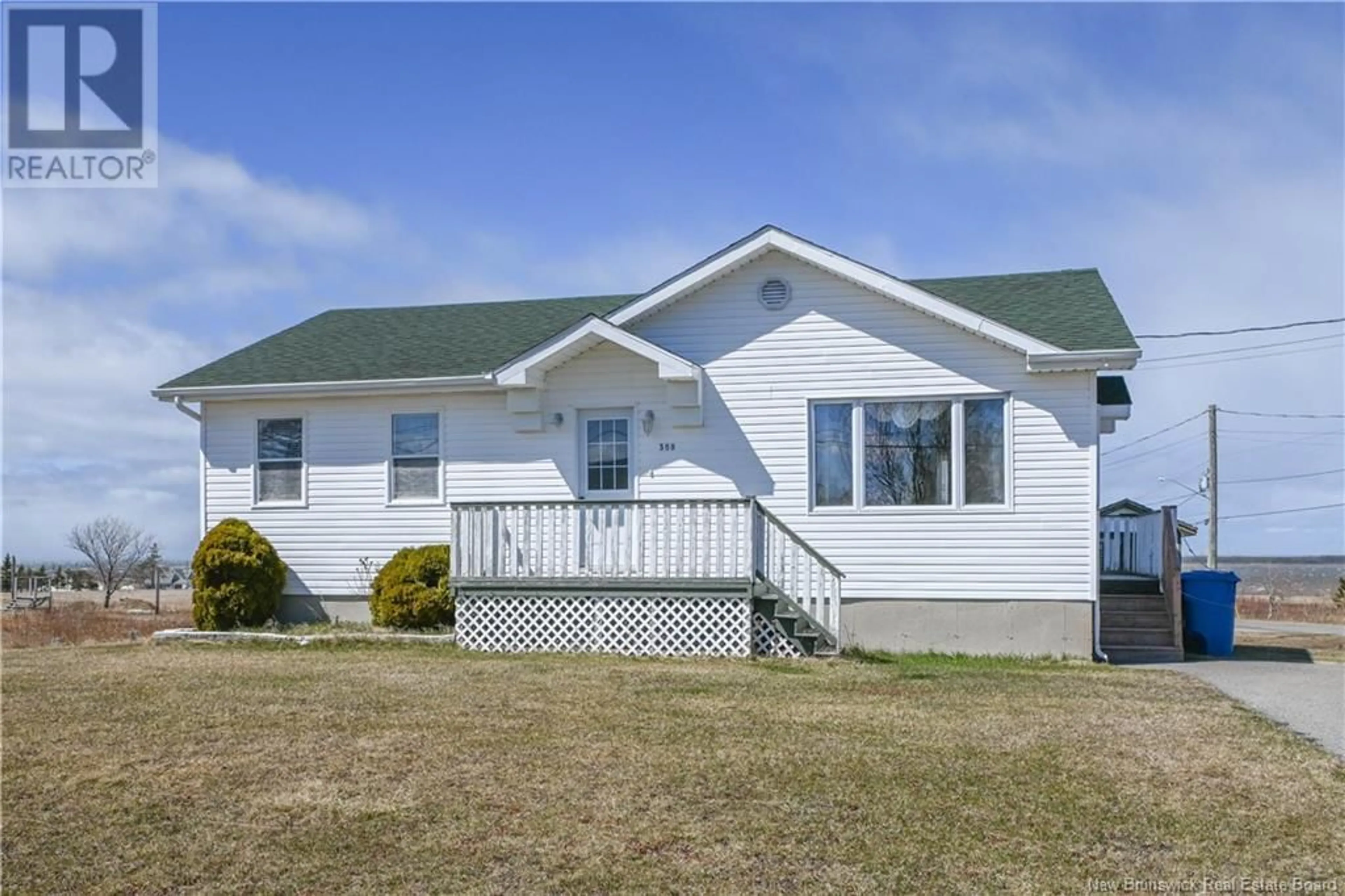 Home with vinyl exterior material, building for 359 RUE DE L'LE STREET, Caraquet New Brunswick E1W1B5