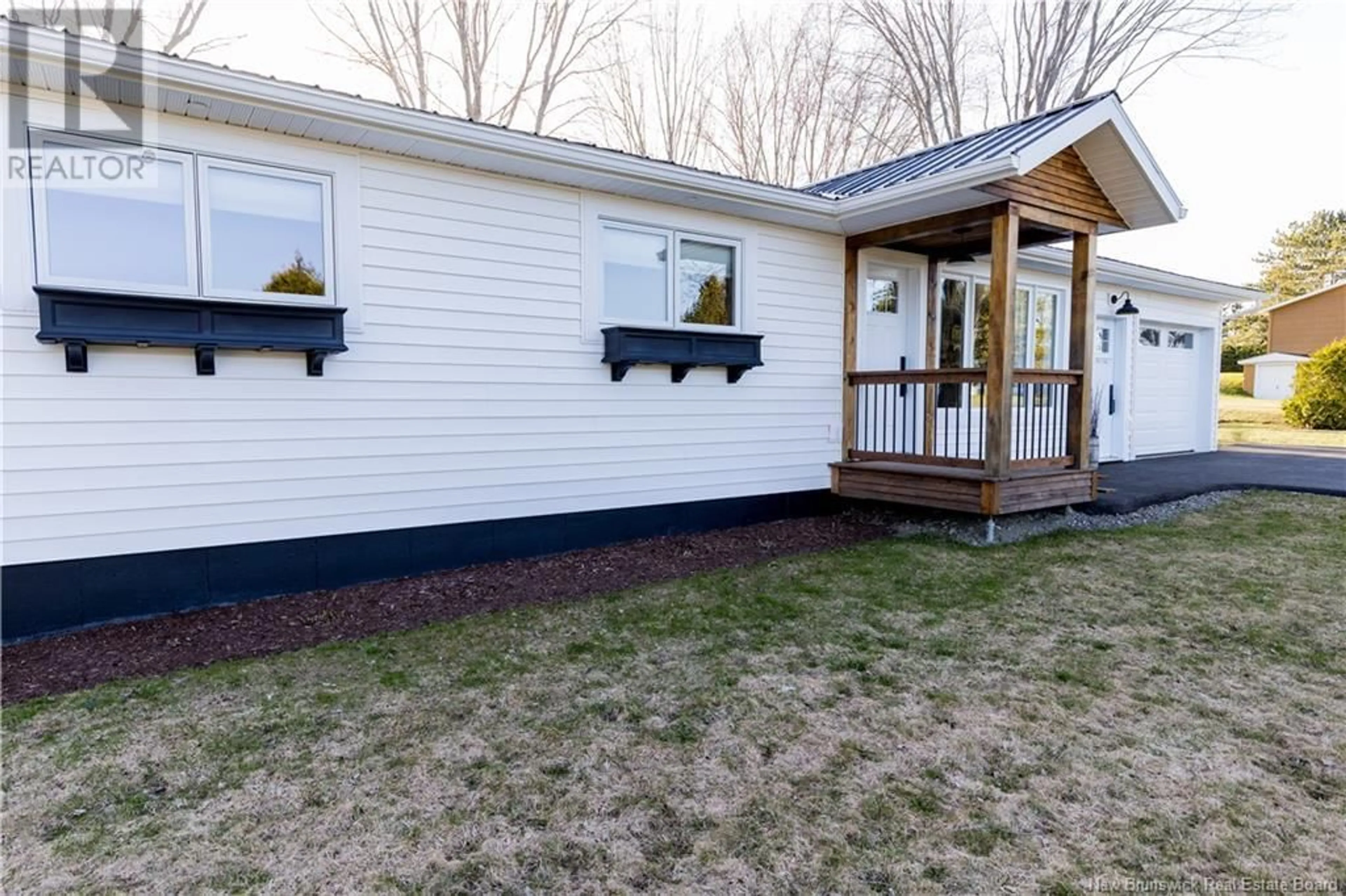 Home with vinyl exterior material, unknown for 16 1ST AVENUE AVENUE, Saint-André New Brunswick E3Y3N2