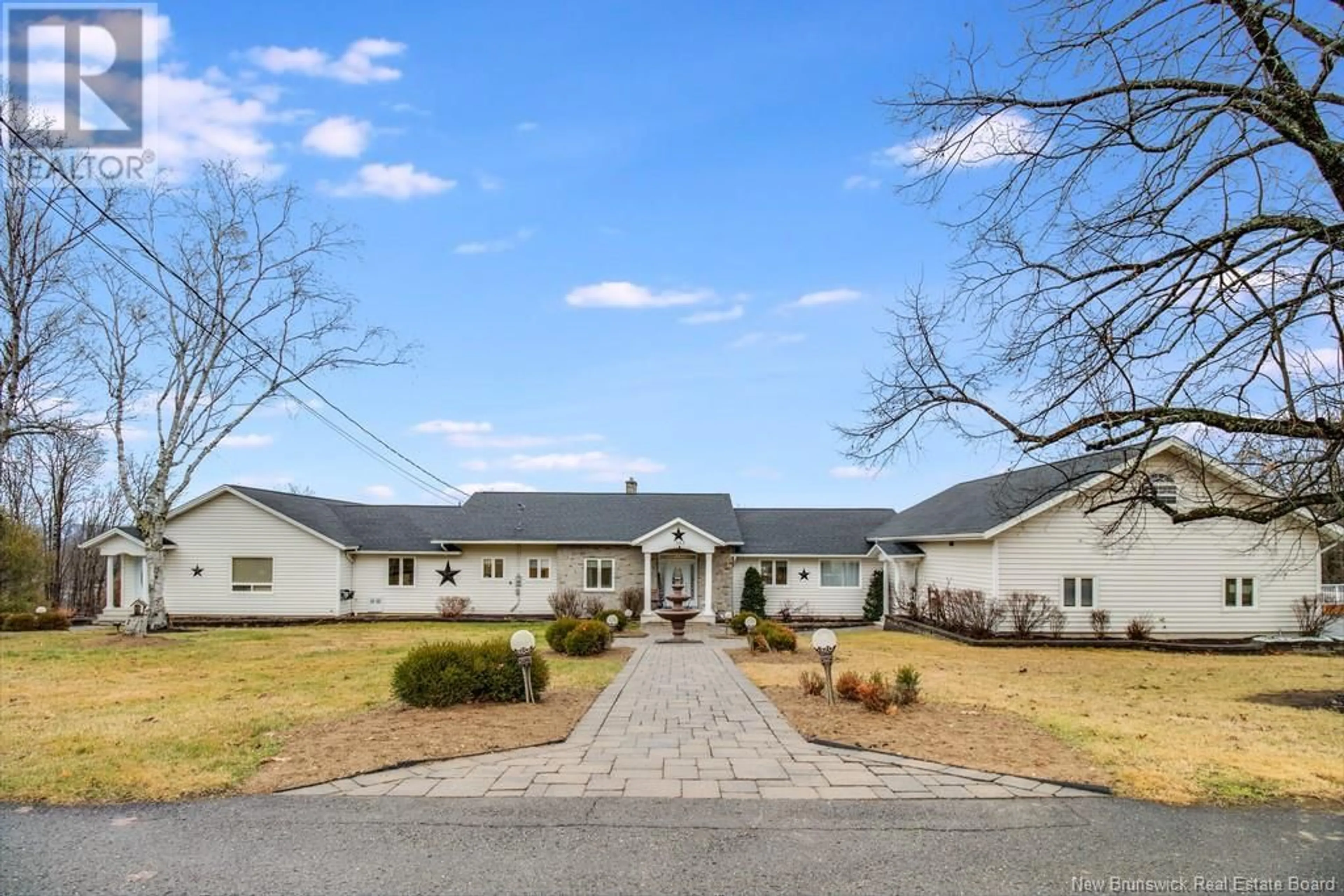 A pic from outside/outdoor area/front of a property/back of a property/a pic from drone, unknown for 353 RIVERVIEW DRIVE, Florenceville-Bristol New Brunswick E7L3N1