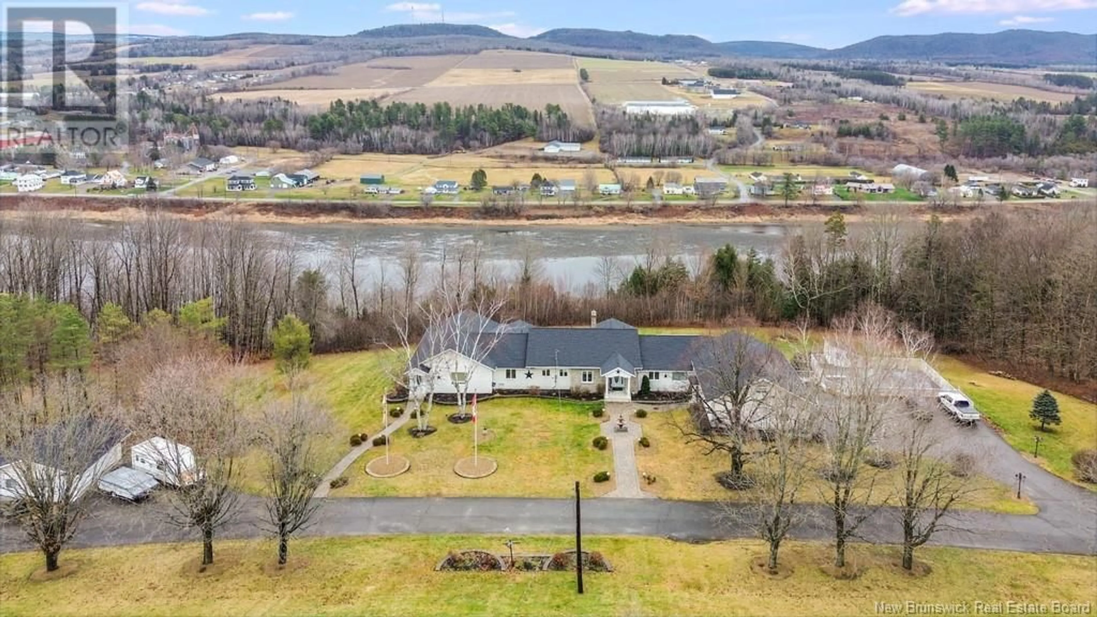 A pic from outside/outdoor area/front of a property/back of a property/a pic from drone, water/lake/river/ocean view for 353 RIVERVIEW DRIVE, Florenceville-Bristol New Brunswick E7L3N1