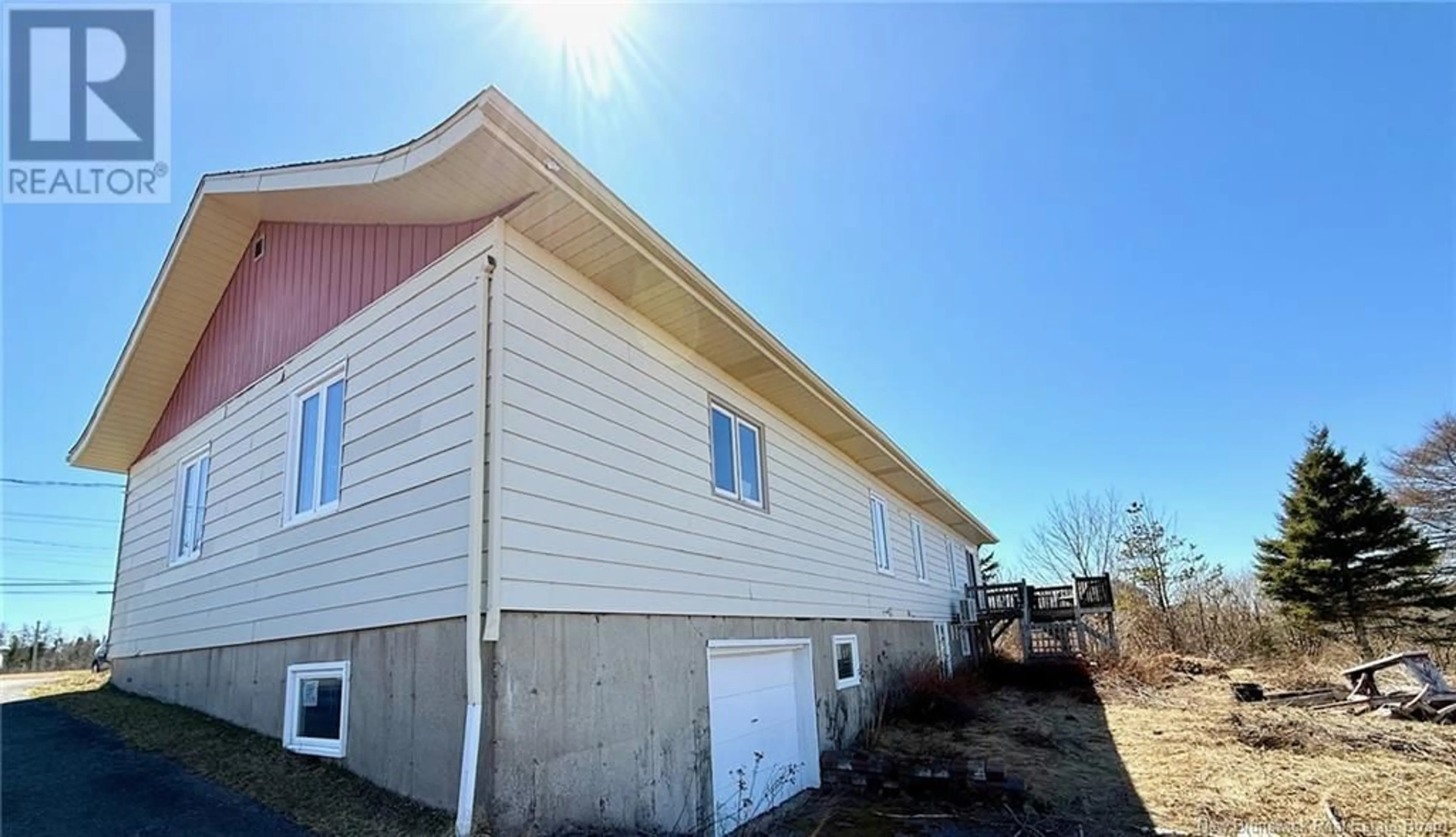 Home with vinyl exterior material, building for 105 ROUTE 305, Haut-Lamèque New Brunswick E8T3M1