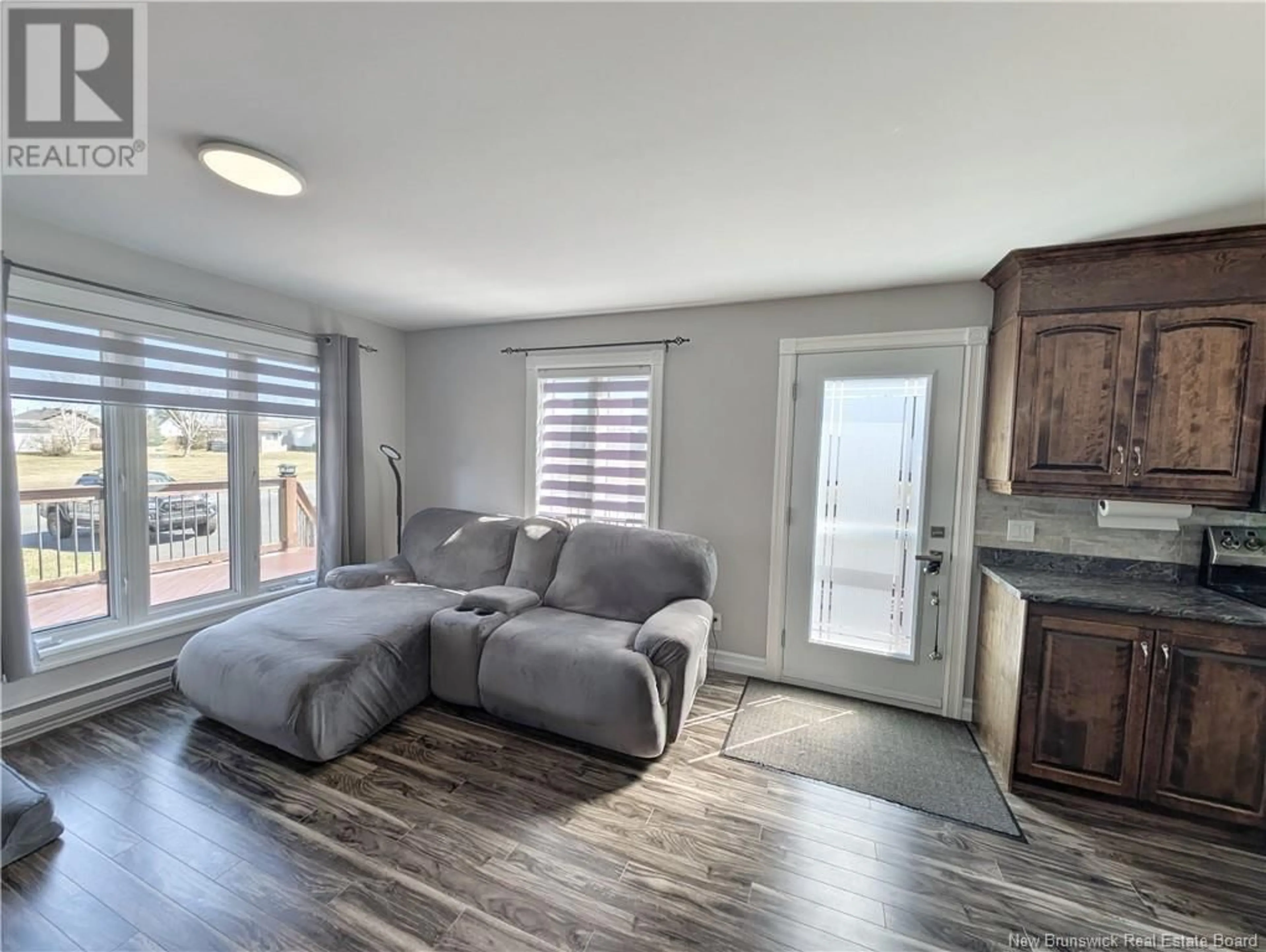 Living room with furniture, wood/laminate floor for 23 RUE BELLEFEUILLE, Sainte Rose New Brunswick E1X2X8