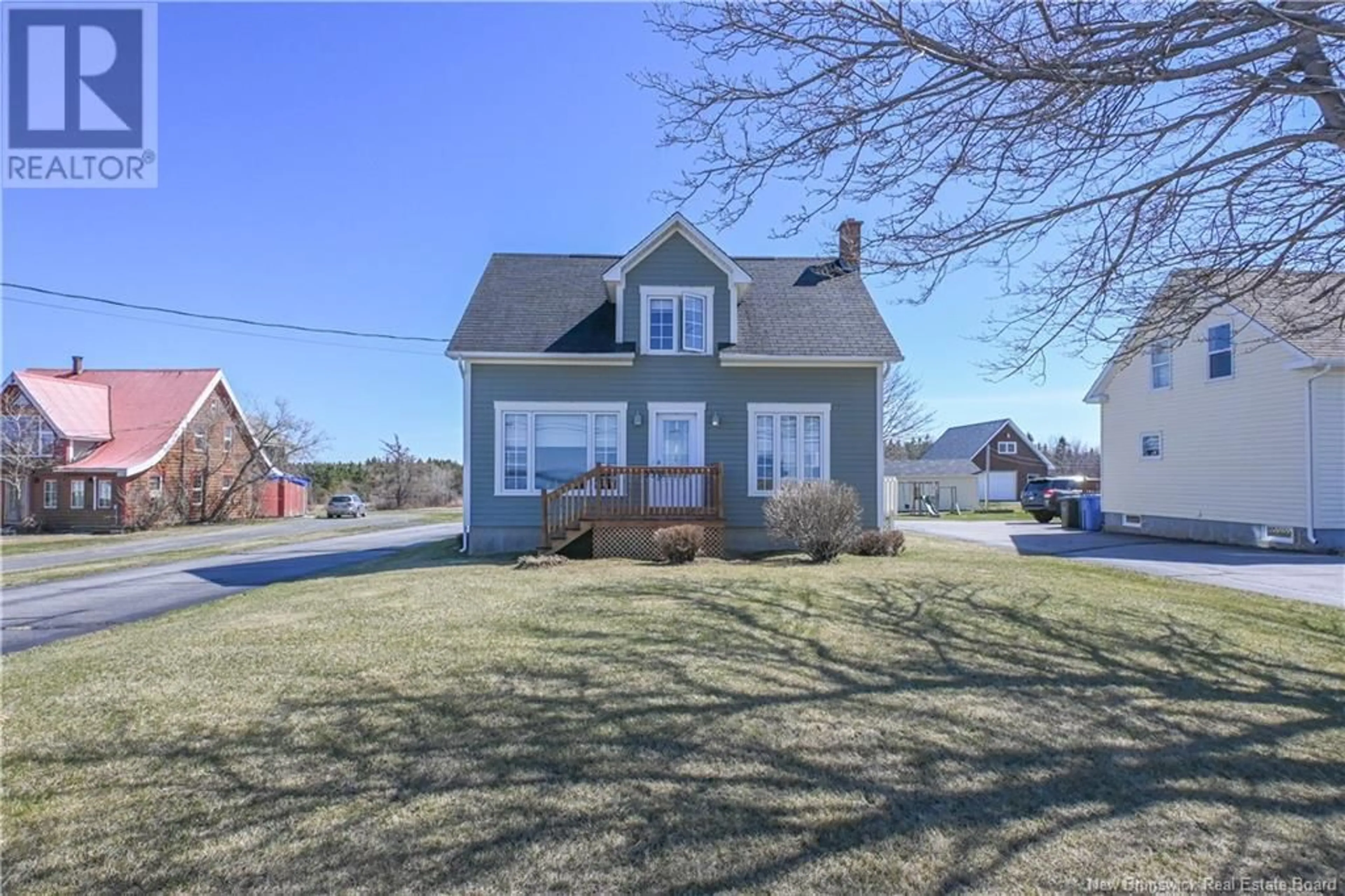 A pic from outside/outdoor area/front of a property/back of a property/a pic from drone, street for 336 SAINT-PIERRE E BOULEVARD, Caraquet New Brunswick E1W1B4